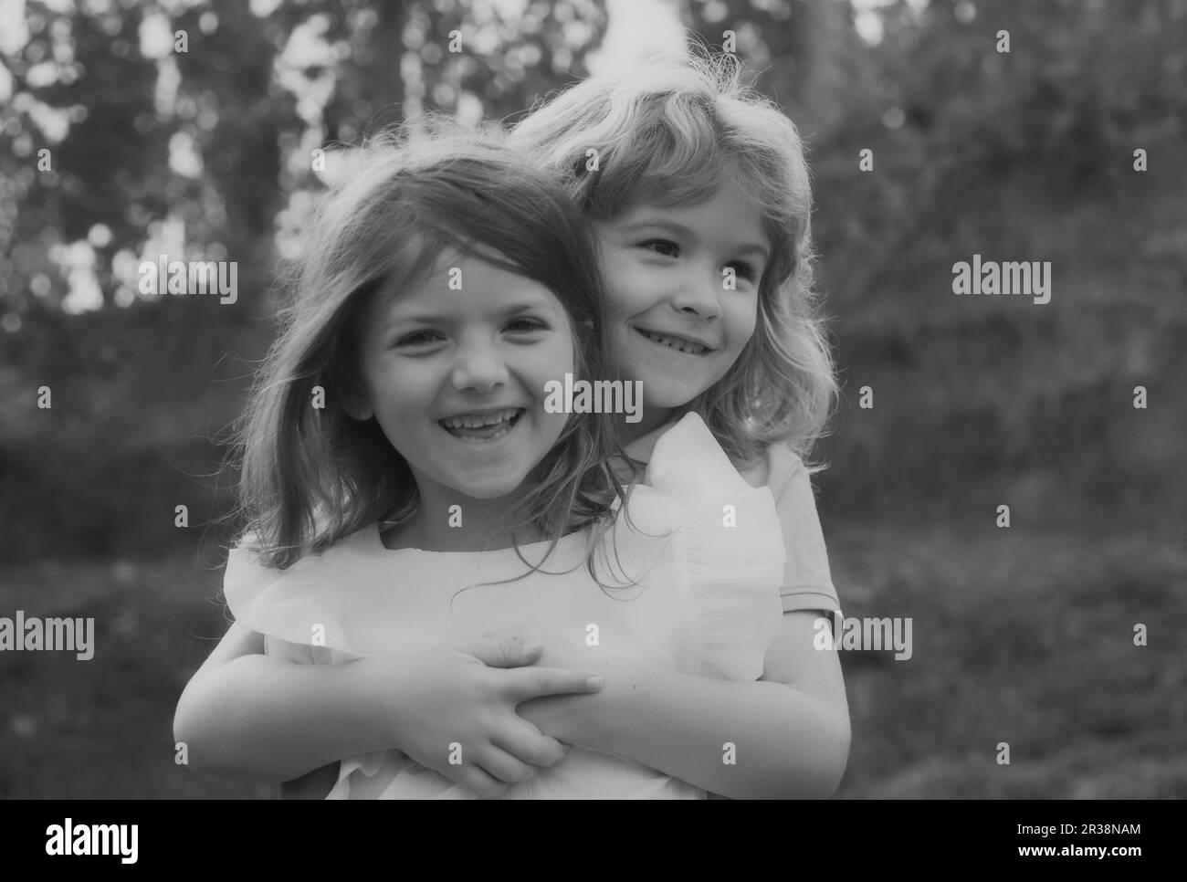 Portrait d'un adorable garçon et d'une petite fille sur le terrain d'été. Enfants dans le parc d'été. Enfants adorables en gros plan. Petit frère et sœur espiègle marchent sur la prairie Banque D'Images