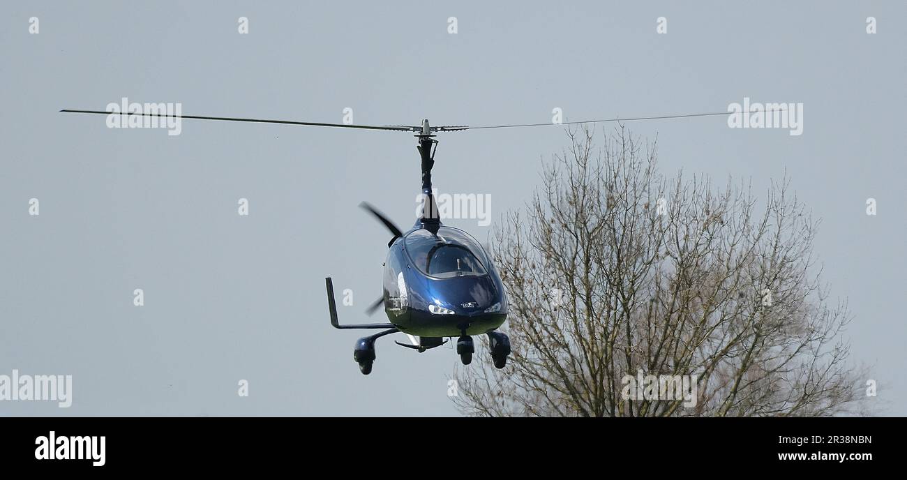 Avion autogyro moderne en visite au club de vol au Royaume-Uni. Banque D'Images