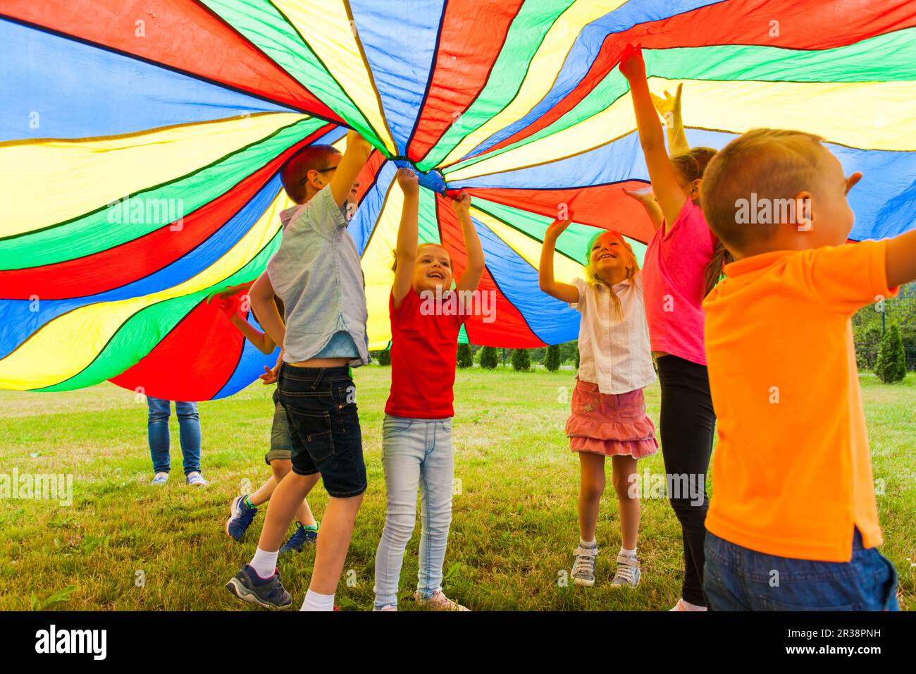 Plaisir et joie sous tente colorée à l'extérieur l'été Banque D'Images