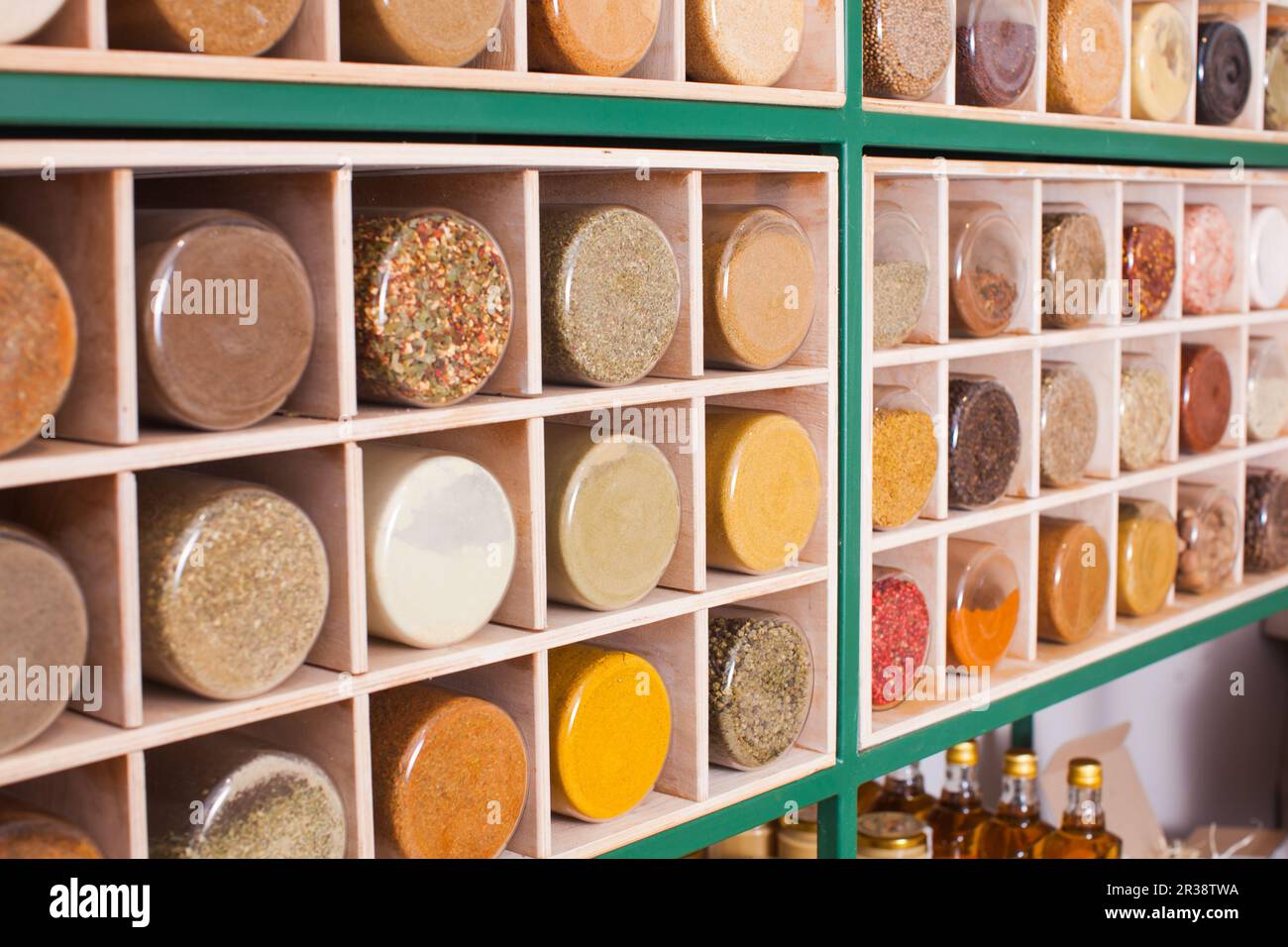 Fermer la vue d'épices en pots de verre sur l'étagère en bois Banque D'Images