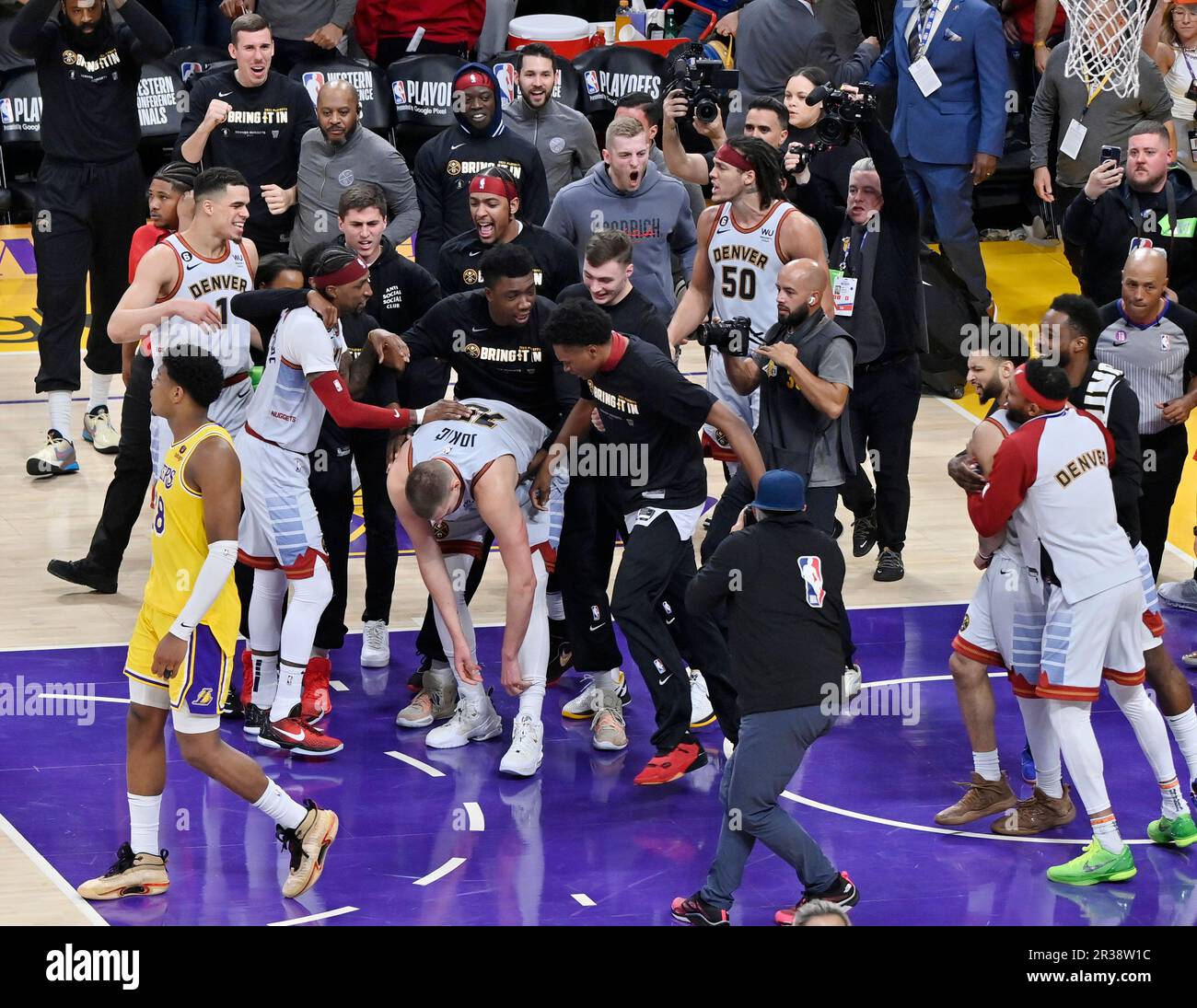 Los Angeles, États-Unis. 22nd mai 2023. Les Nuggets de Denver se rassemblent autour du centre Nikola Jokic (15) après avoir éliminé les Lakers de Los Angeles des séries éliminatoires au buzzer lors du jeu 4 de la finale de la Conférence de l'Ouest à l'arène Crypto.com à Los Angeles lundi, 22 mai 2023. Photo de Jim Ruymen/UPI crédit: UPI/Alay Live News Banque D'Images
