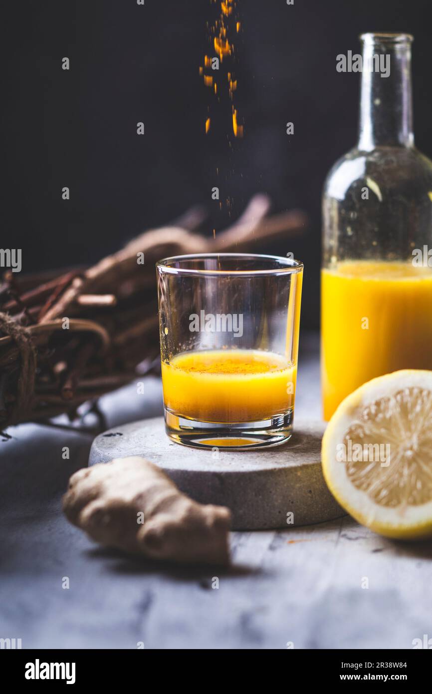 Des doses de détox et de gingembre avec du jus de gingembre, du jus d'orange, du jus de citron, du curcuma et du Chili Banque D'Images