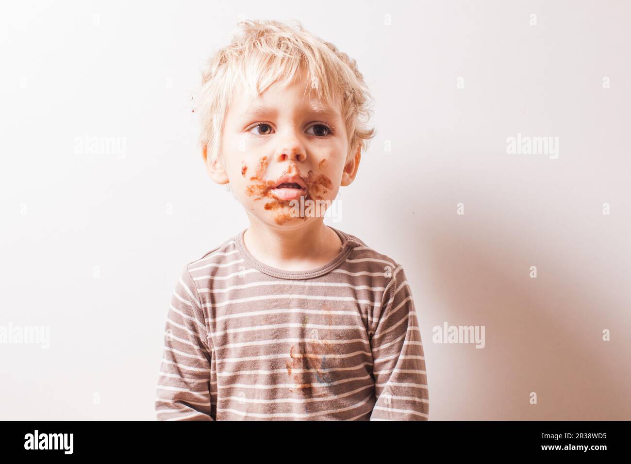 Boy créés et chocolat ont visage sale Banque D'Images