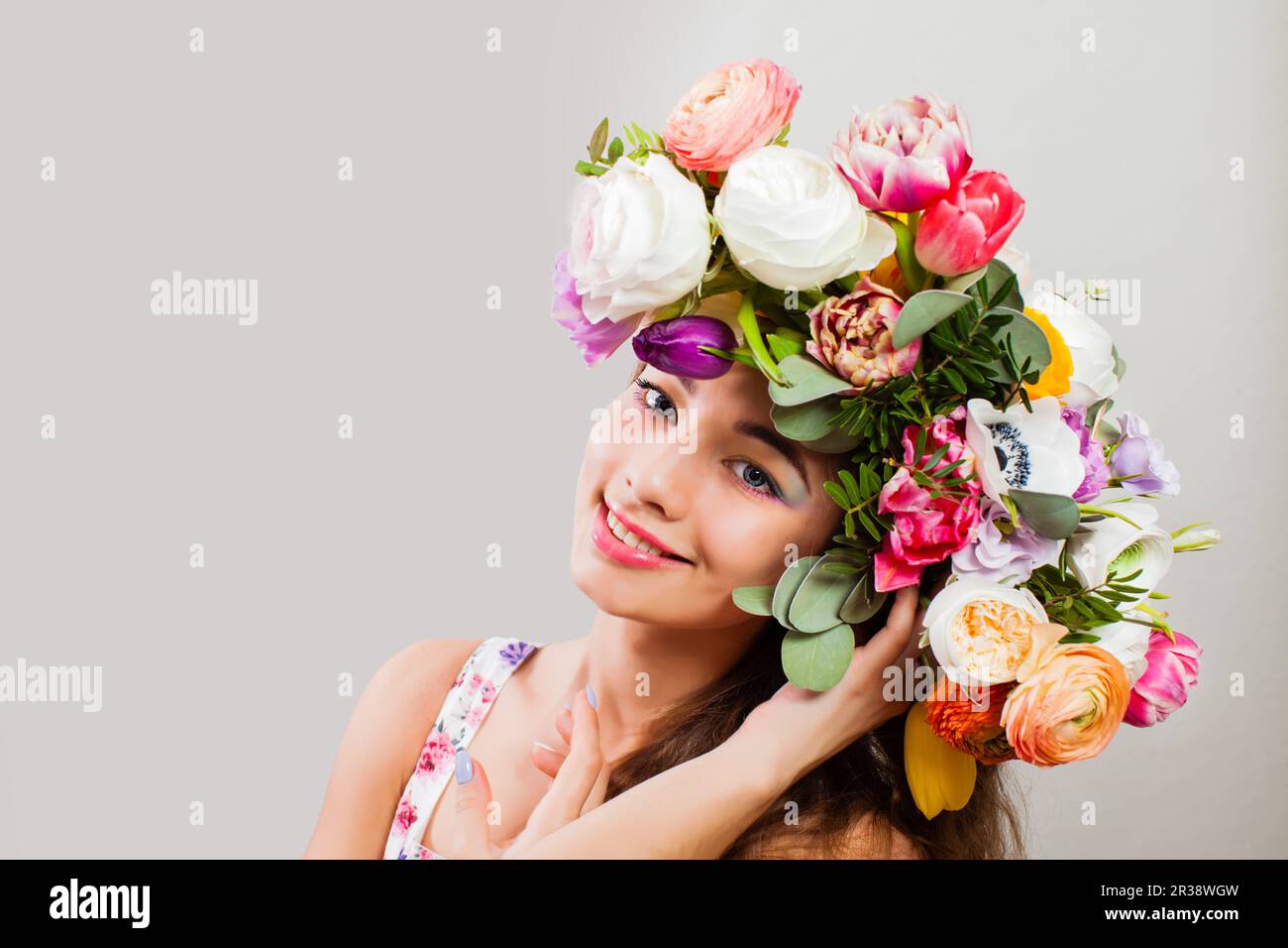 Beauté modèle été fille avec fleurs colorées couronne et maquillage de mode Banque D'Images