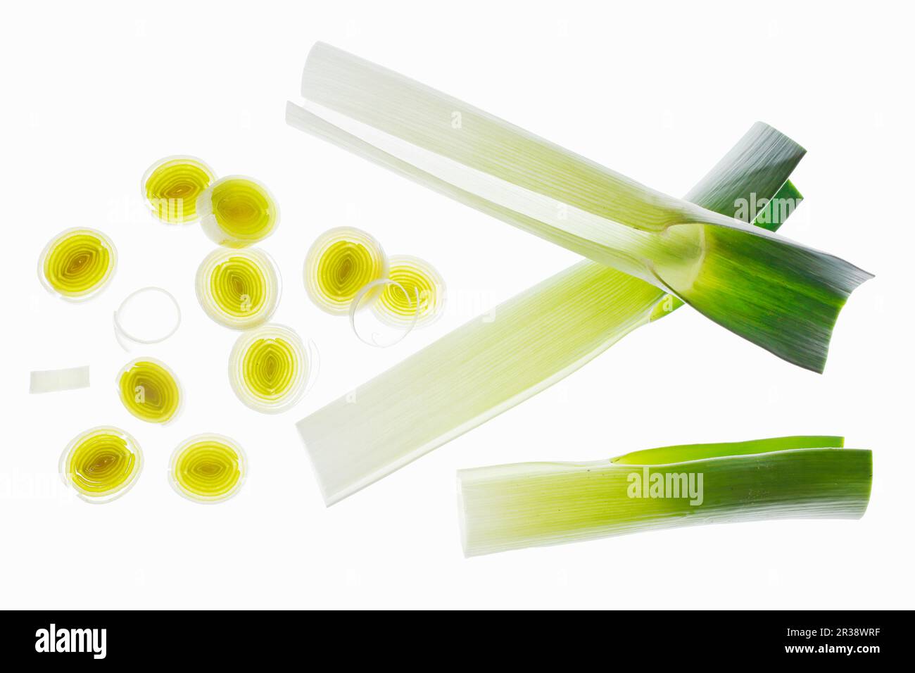 Poireau, feuilles extérieures et tranches illuminées de l'arrière (vue du dessus) Banque D'Images