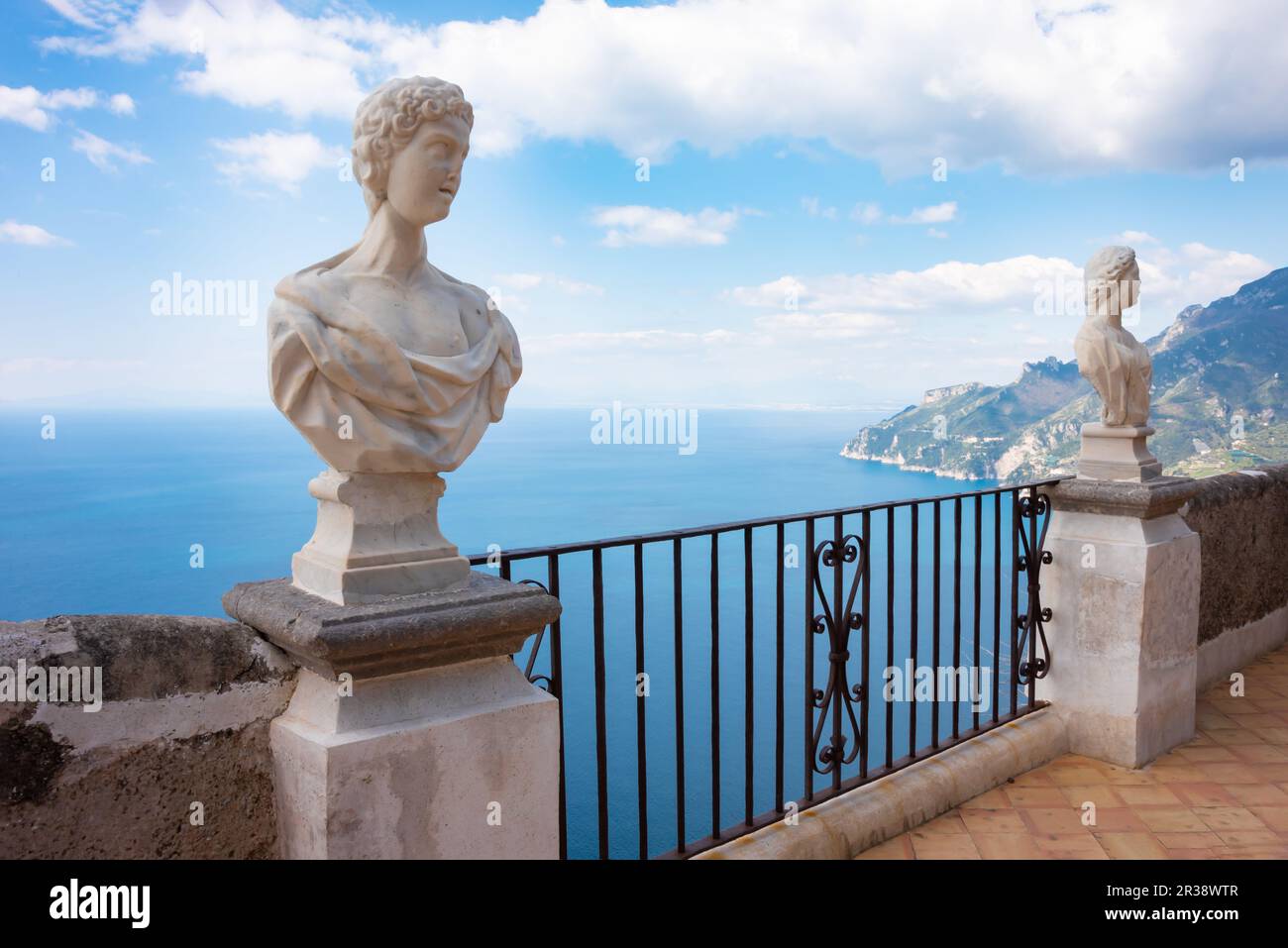 Terrasse de la villa Cimbrone avec statues en marbre sur la mer et vue sur la côte amalfitaine Banque D'Images