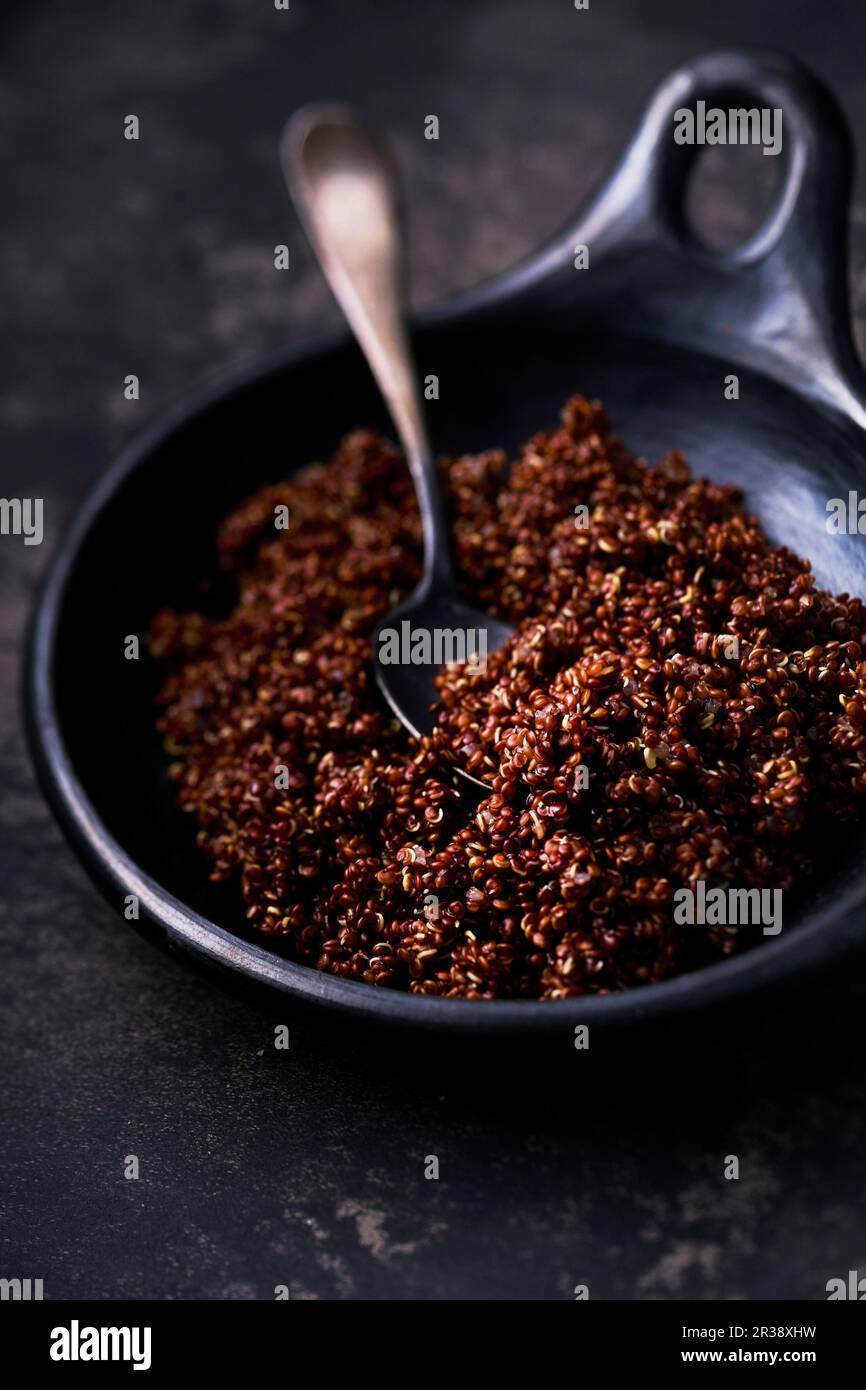 Quinoa cuit rouge avec une cuillère Banque D'Images
