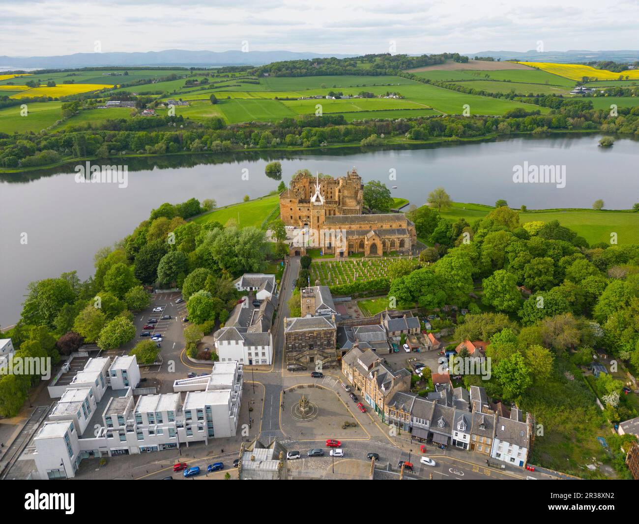 Vue aérienne du palais de Linlithgow depuis Kirkgate, Linlithgow, West Lothian, Écosse Banque D'Images