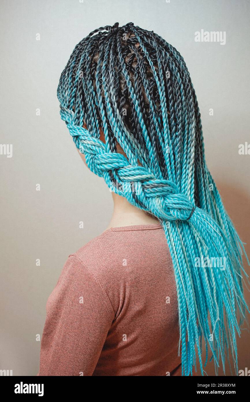 Les tresses les tresses sénégalaises sont entrelacées avec les cheveux de la fille, les tresses bleues, les cheveux dans le style africain Banque D'Images