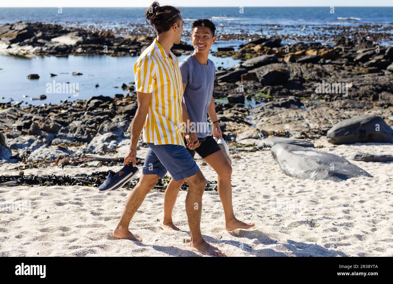 Gay couple at beach Banque de photographies et d’images à haute résolution Alamy