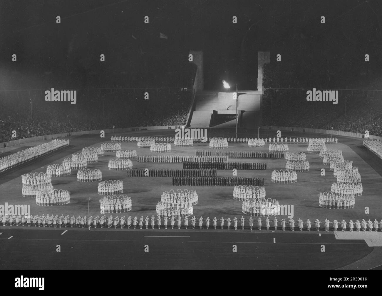 Jeux olympiques de Berlin 1936. Les Jeux Olympiques d'été 1936 (en allemand : Olympiche Sommerspiele 1936), officiellement connus sous le nom de Jeux de la XI e Olympiade (en allemand : Spiele der XI Olympiade), connue sous le nom de Berlin 1936, était un événement multisport international qui s'est tenu du 1 au 16 août 1936 à Berlin, en Allemagne. Photo Olympiastadion à Berlin un stade construit pour les jeux Olympiques d'été 1936 avec une salle pour 100 000 personnes et l'ouverture officielle des Jeux olympiques le 1 août 1936. Banque D'Images