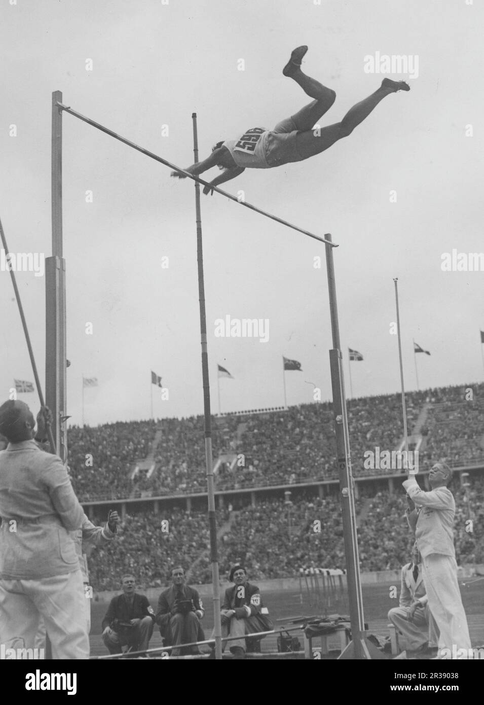 Jeux olympiques de Berlin 1936. Les Jeux Olympiques d'été 1936 (en allemand : Olympiche Sommerspiele 1936), officiellement connus sous le nom de Jeux de la XI e Olympiade (en allemand : Spiele der XI Olympiade), connue sous le nom de Berlin 1936, était un événement multisport international qui s'est tenu du 1 au 16 août 1936 à Berlin, en Allemagne. Photo de l'athlète suédois Ljungberg pendant son saut de la voûte polaire à l'Olympiastadion à Berlin. Banque D'Images