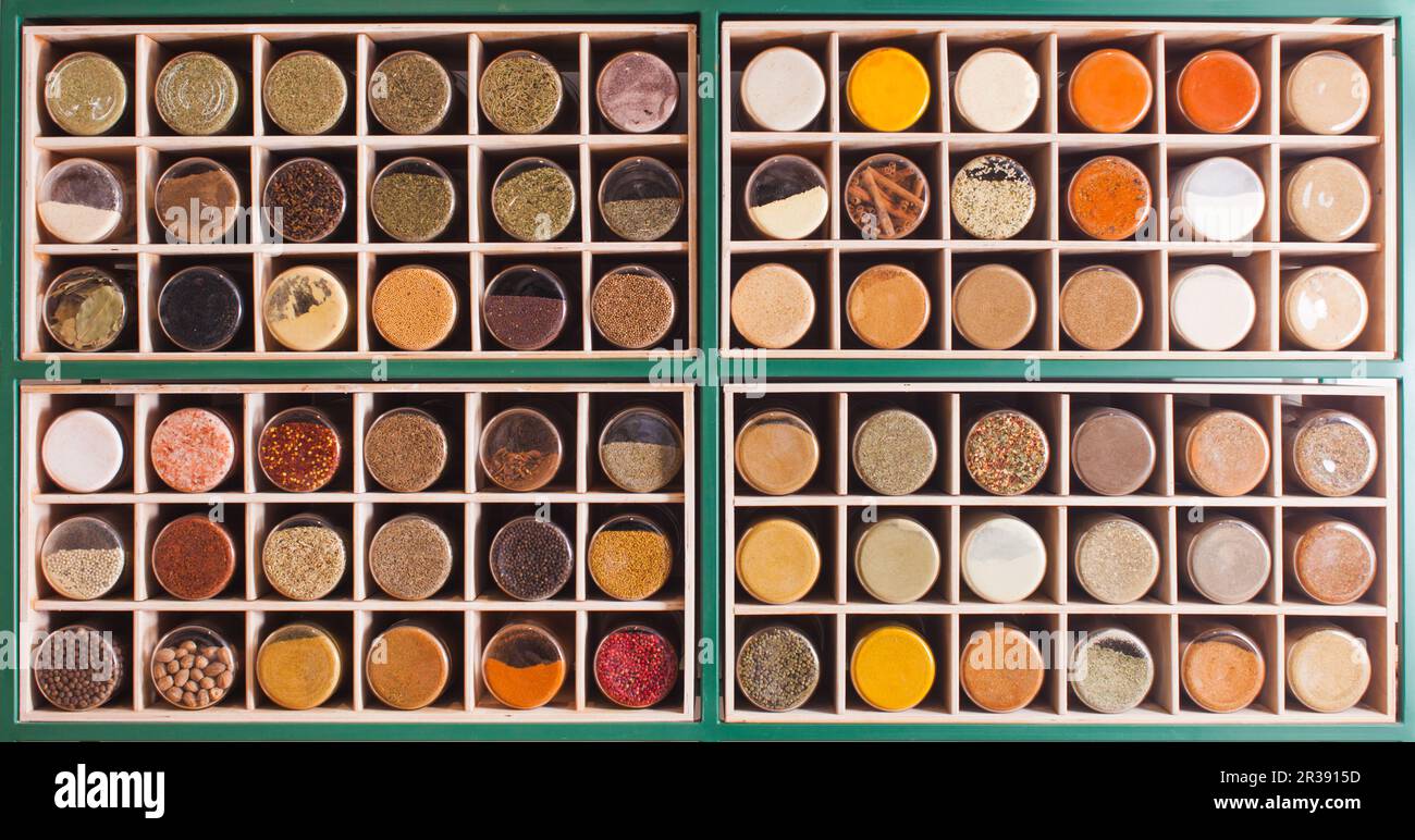 Vue avant des épices empilées sur les étagères Banque D'Images
