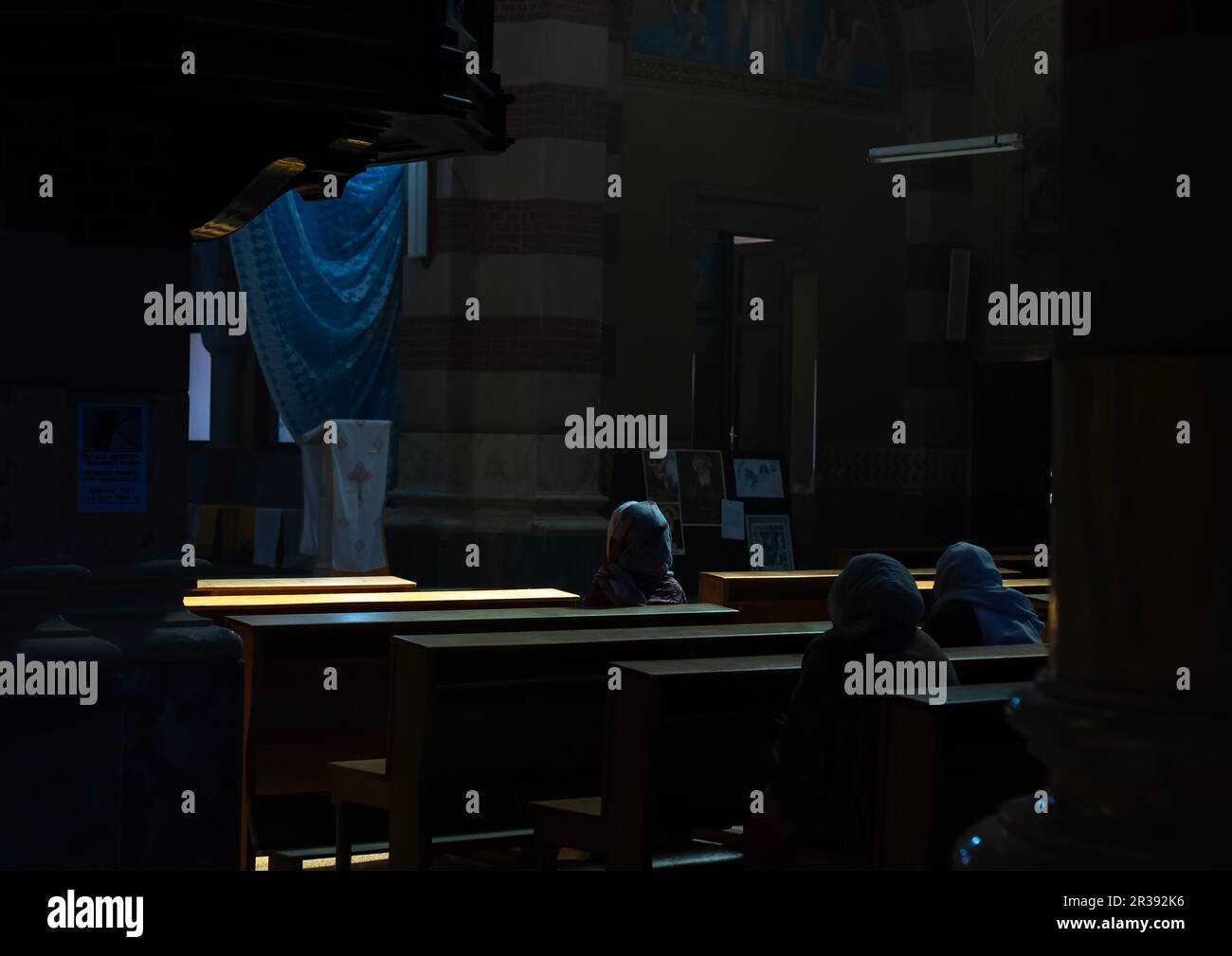 Des femmes érythréennes priant à l'intérieur de la cathédrale Saint-Joseph, région centrale, Asmara, Érythrée Banque D'Images