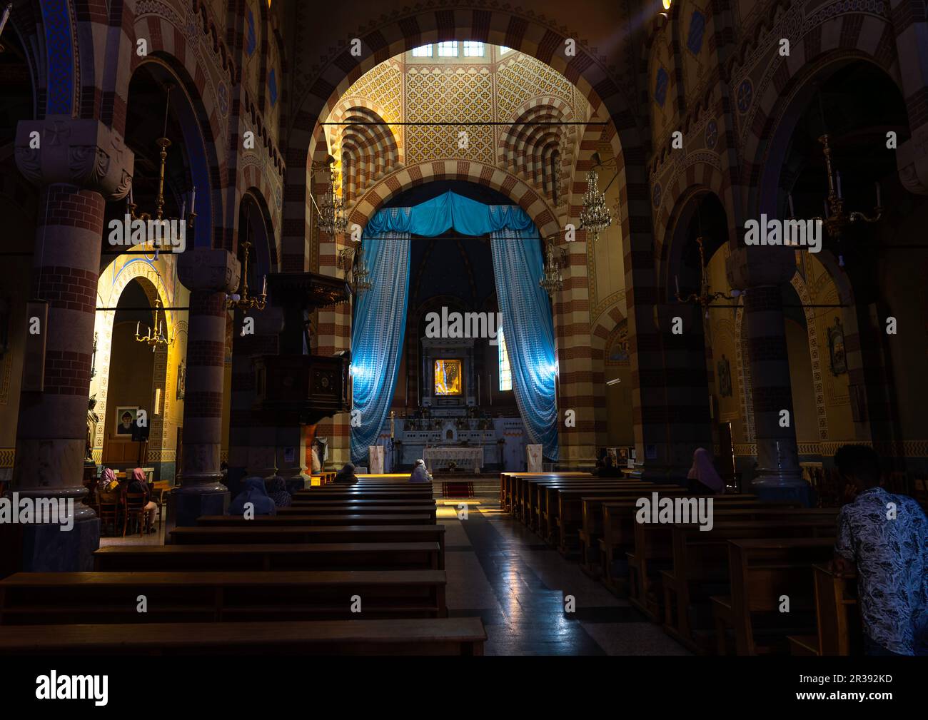 Des femmes érythréennes priant à l'intérieur de la cathédrale Saint-Joseph, région centrale, Asmara, Érythrée Banque D'Images