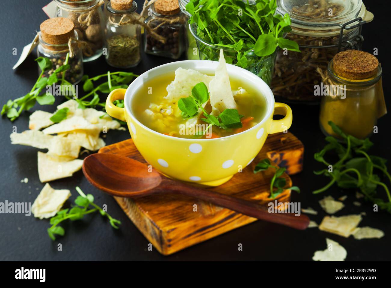 Soupe fraîche aux petits pois avec craquelins et herbes Banque D'Images