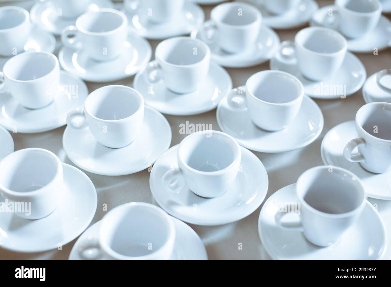 Motif simple composé de tasses de café vides Banque D'Images