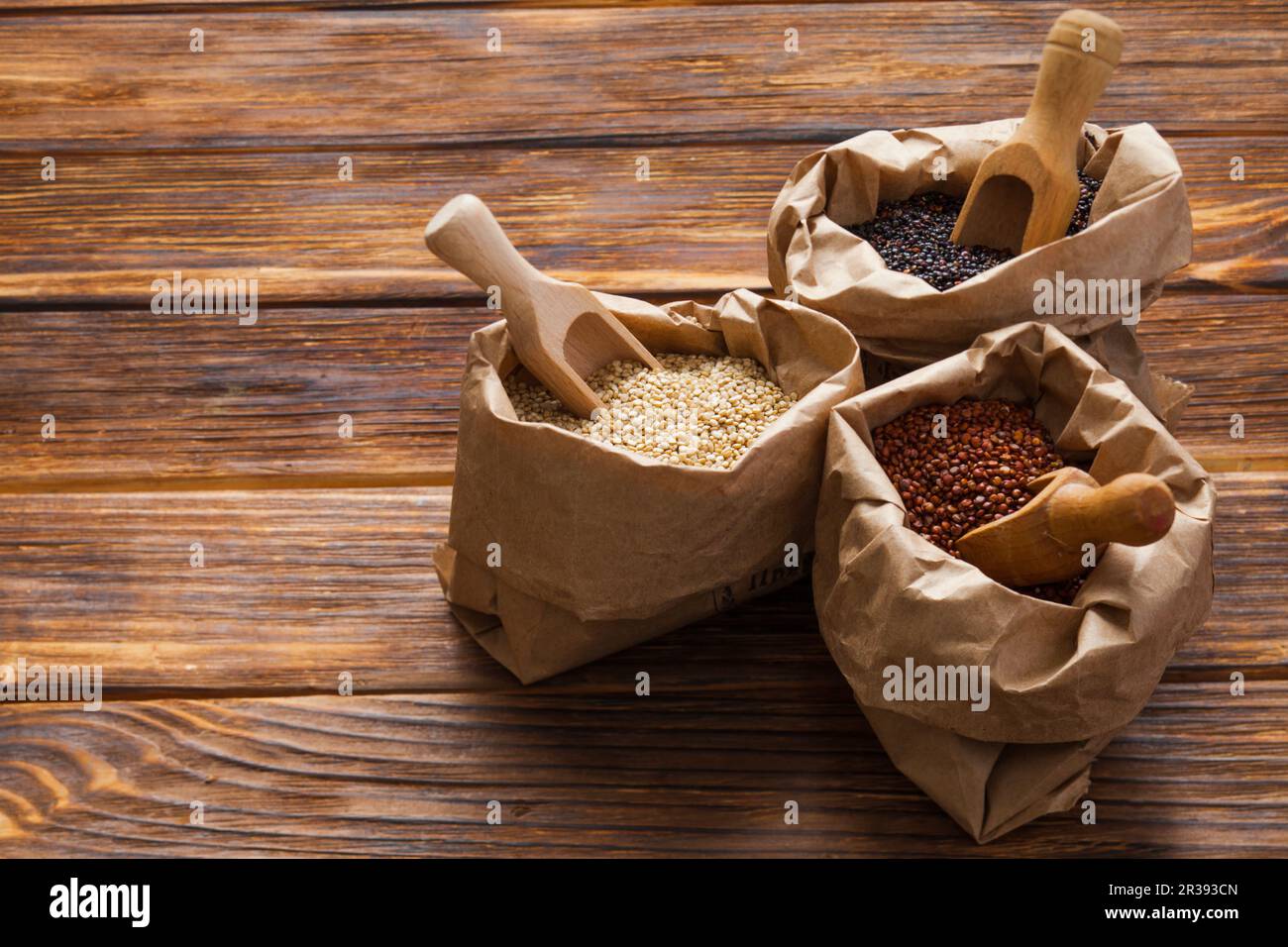 Gros plan des sacs en papier avec du quinoa blanc, rouge et noir Banque D'Images