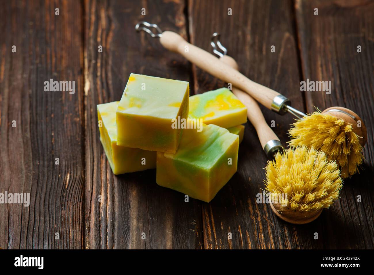 Brosse à vaisselle en bois sans gaspillage avec savon maison biologique Banque D'Images
