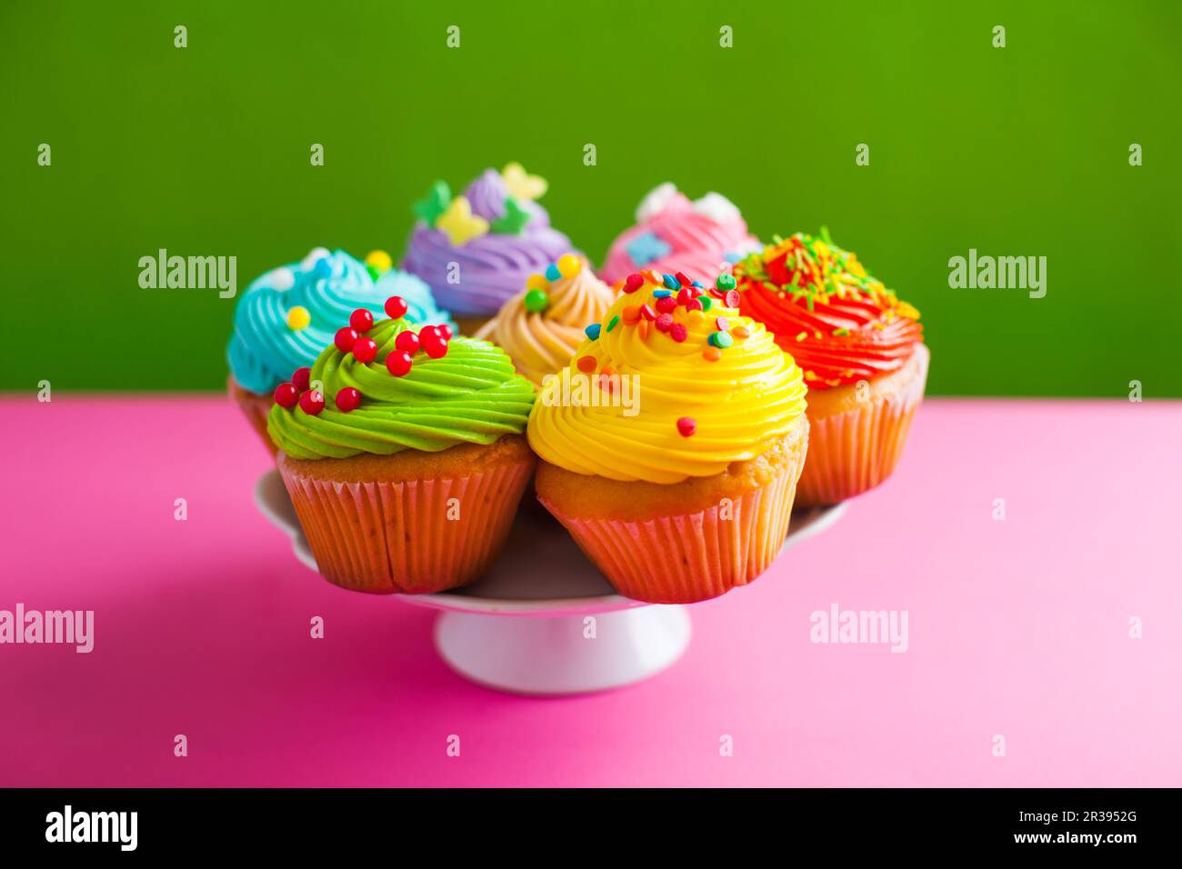 Des cupcakes de Pâques sur le support à gâteaux Banque D'Images