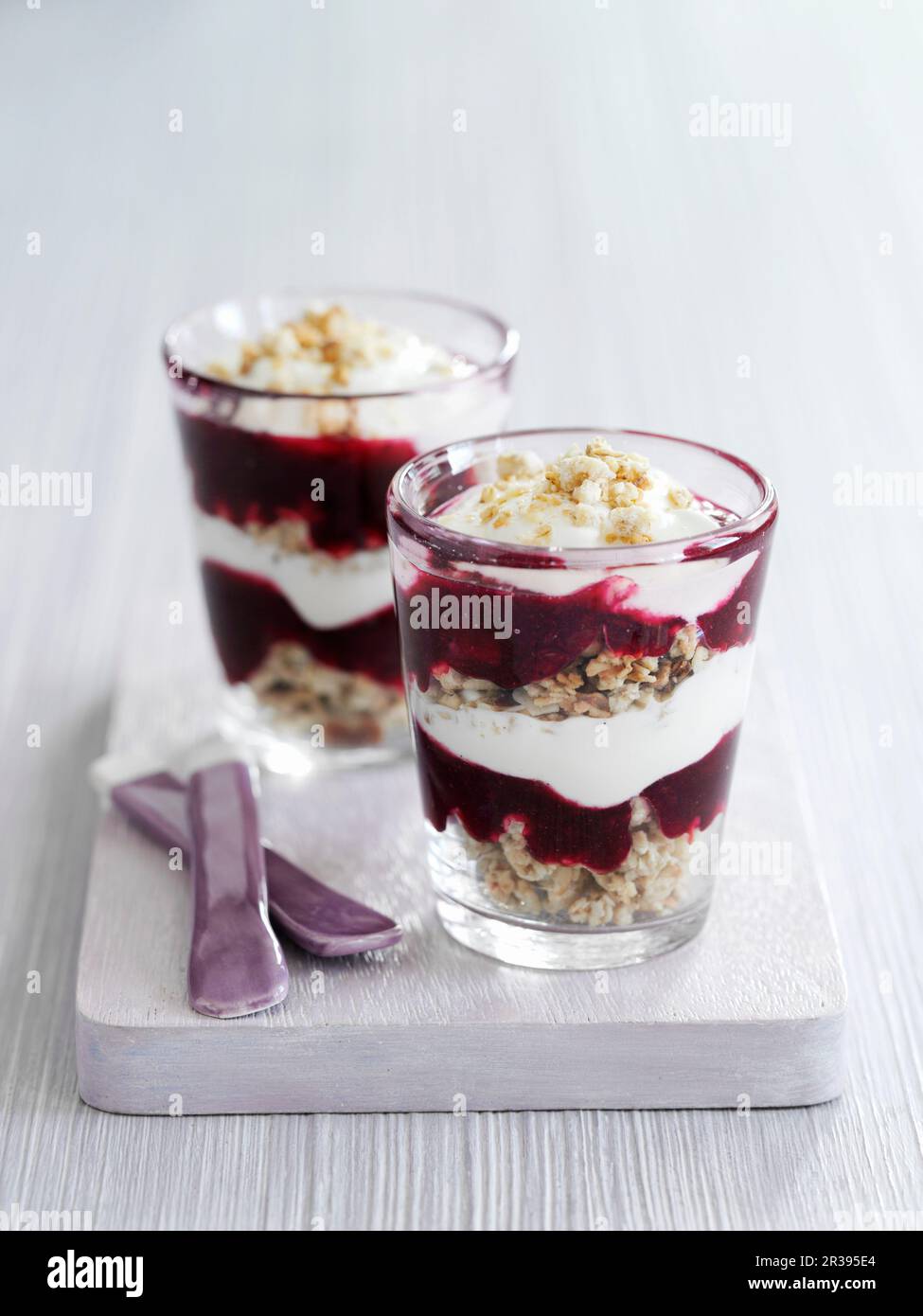 Compote de bleuets, céréales et yaourt Banque D'Images