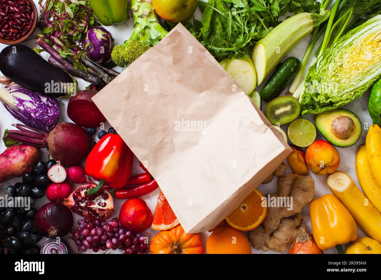 Les légumes et les fruits colorés sont un arc-en-ciel Banque D'Images