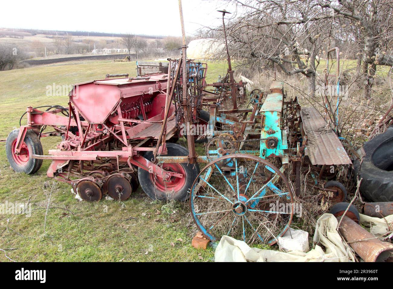 Semoir à grains agricoles dans la cour de ferme Banque D'Images