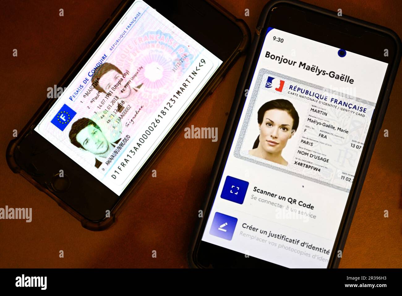 L'illustration montre un permis de conduire et une carte d'identité française numérique, sur un téléphone à 22 mai 2023, à Paris, en France. Selon les médias français, la France a mis l'intention de créer une version numérique des permis de conduire. Les licences sont stockées via une application sur les smartphones, accessible même sans connexion Internet. Un procès du nouveau système aura lieu au cours de la seconde moitié de 2023 dans trois départements français, le gouvernement espérant introduire les licences électroniques à l'échelle nationale avant les élections européennes de 2024. Victor Joly/ABACAPRESS.COM Banque D'Images