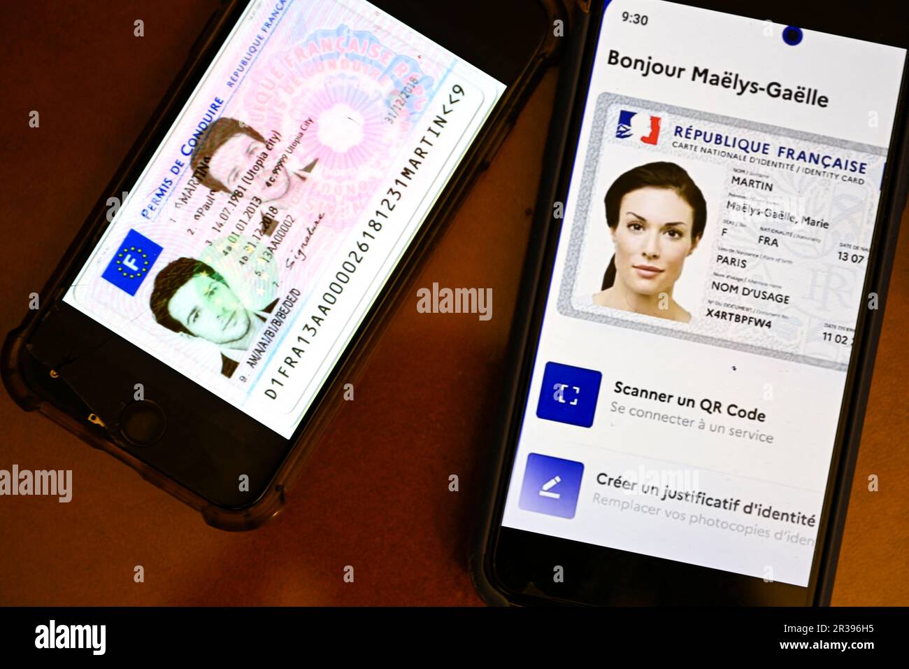 L'illustration montre un permis de conduire et une carte d'identité française numérique, sur un téléphone à 22 mai 2023, à Paris, en France. Selon les médias français, la France a mis l'intention de créer une version numérique des permis de conduire. Les licences sont stockées via une application sur les smartphones, accessible même sans connexion Internet. Un procès du nouveau système aura lieu au cours de la seconde moitié de 2023 dans trois départements français, le gouvernement espérant introduire les licences électroniques à l'échelle nationale avant les élections européennes de 2024. Victor Joly/ABACAPRESS.COM Banque D'Images