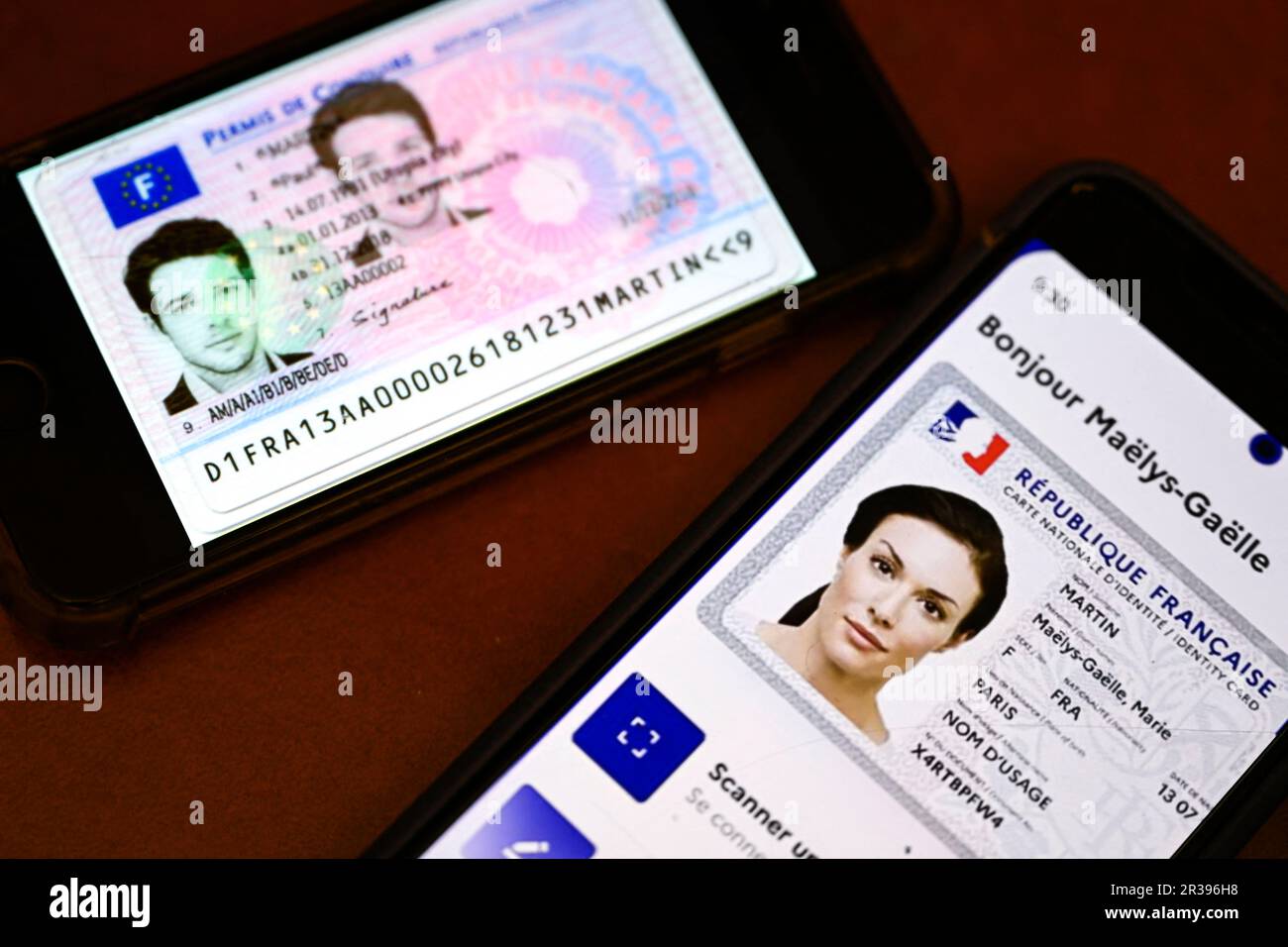 L'illustration montre un permis de conduire et une carte d'identité française numérique, sur un téléphone à 22 mai 2023, à Paris, en France. Selon les médias français, la France a mis l'intention de créer une version numérique des permis de conduire. Les licences sont stockées via une application sur les smartphones, accessible même sans connexion Internet. Un procès du nouveau système aura lieu au cours de la seconde moitié de 2023 dans trois départements français, le gouvernement espérant introduire les licences électroniques à l'échelle nationale avant les élections européennes de 2024. Victor Joly/ABACAPRESS.COM Banque D'Images