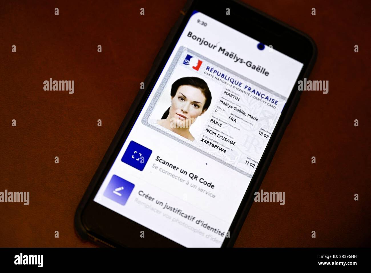 L'illustration montre un permis de conduire et une carte d'identité française numérique, sur un téléphone à 22 mai 2023, à Paris, en France. Selon les médias français, la France a mis l'intention de créer une version numérique des permis de conduire. Les licences sont stockées via une application sur les smartphones, accessible même sans connexion Internet. Un procès du nouveau système aura lieu au cours de la seconde moitié de 2023 dans trois départements français, le gouvernement espérant introduire les licences électroniques à l'échelle nationale avant les élections européennes de 2024. Victor Joly/ABACAPRESS.COM Banque D'Images