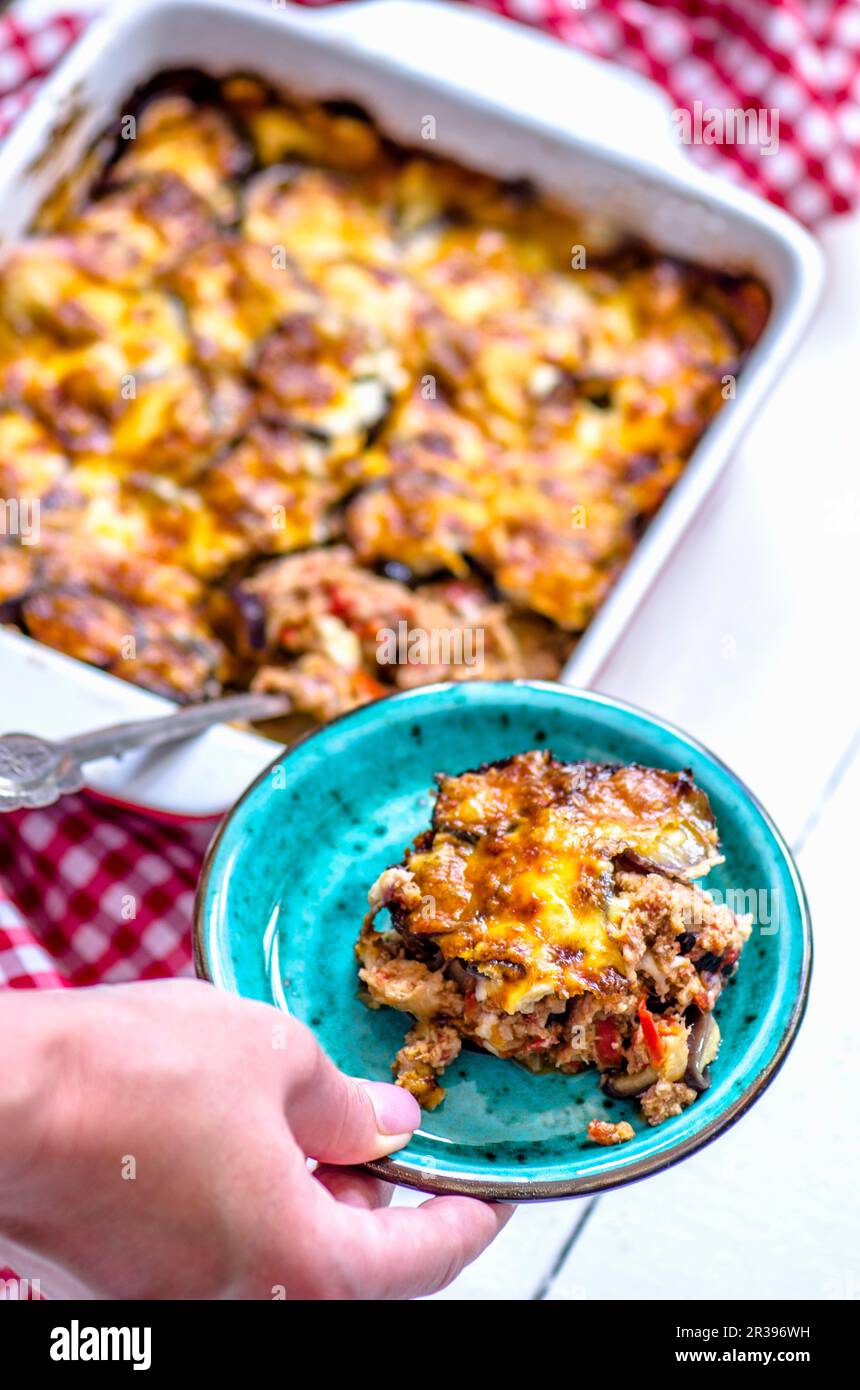 Moussaka sur une assiette et dans un plat de cuisson Banque D'Images