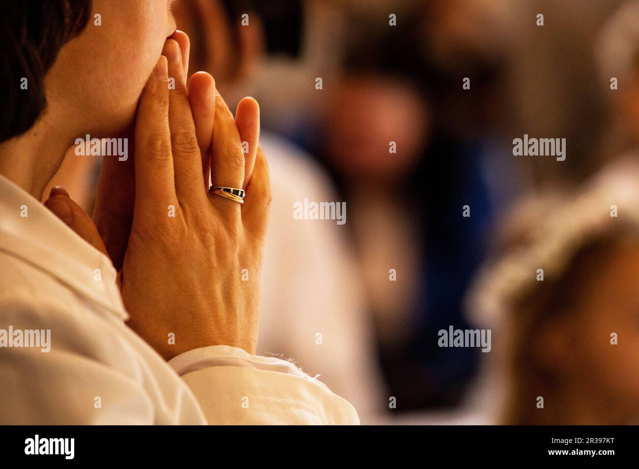 les mains de la femme tout en priant à la messe sainte. horizontale Banque D'Images