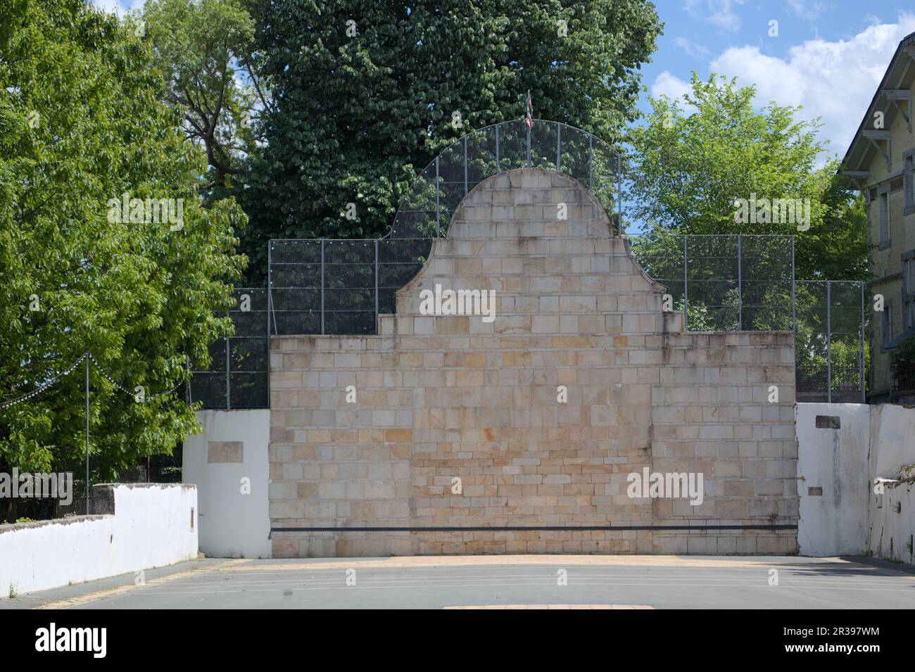 Terrain de pelote basque dans la ville de Sare, pays basque France Banque D'Images