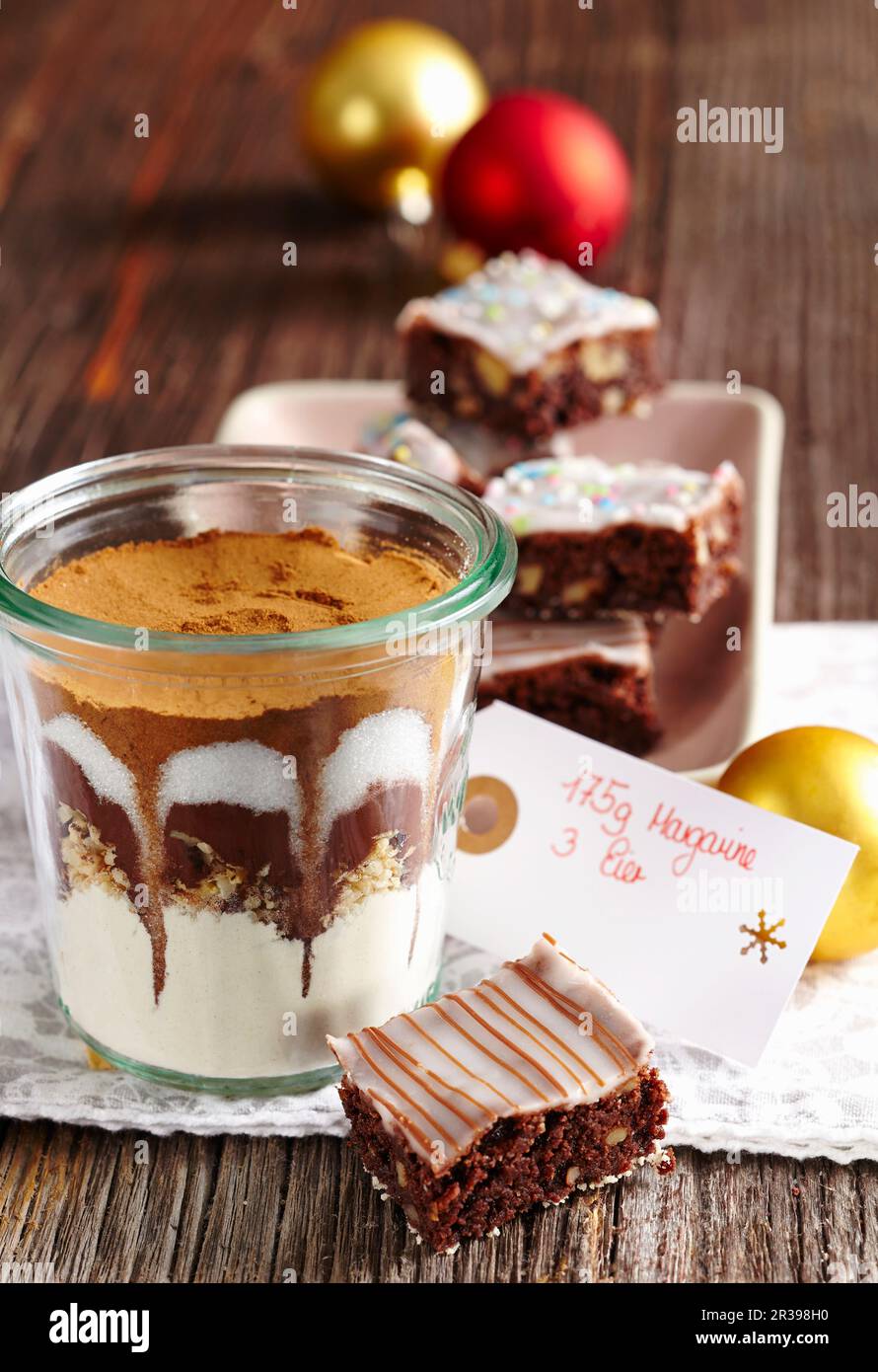 Un mélange de cuisson dans un pot avec des brownies aux noix de Noël et des brownies aux noix Banque D'Images