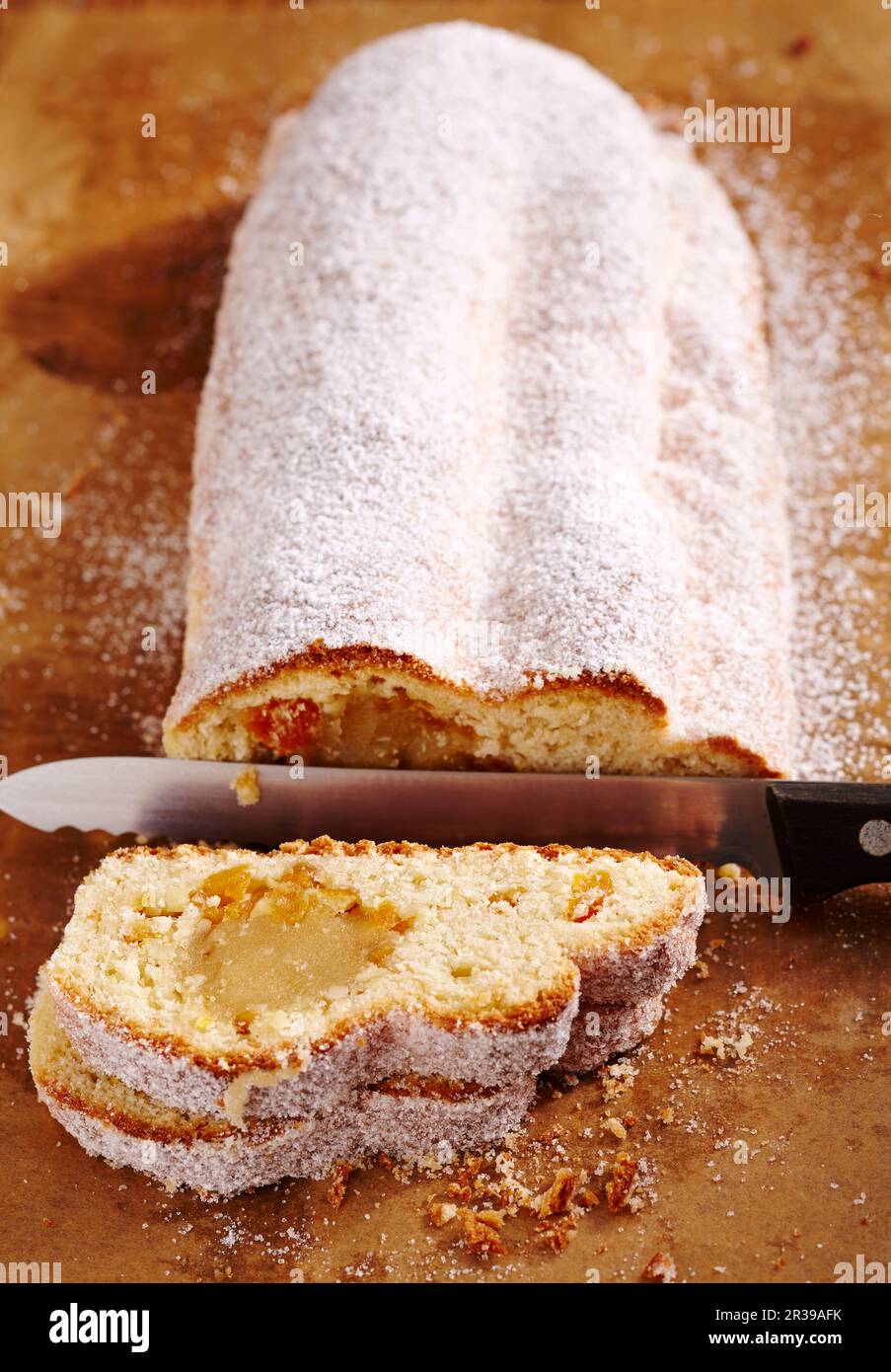 Stollen d'orange et d'amande rempli de massepain, de zeste d'orange et de liqueur d'orange Banque D'Images