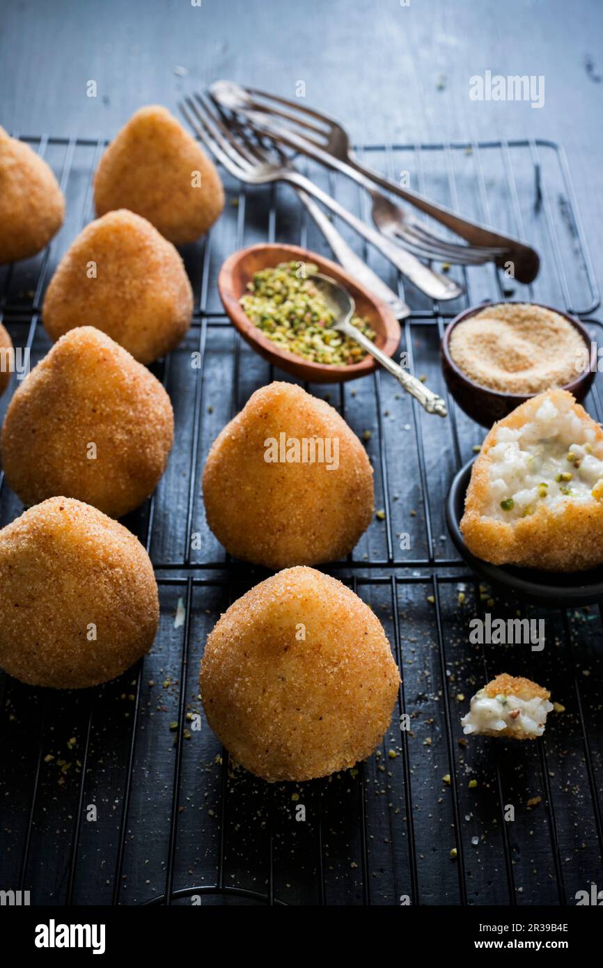 Pistacchio arancini (boules de riz farcies siciliennes) Banque D'Images