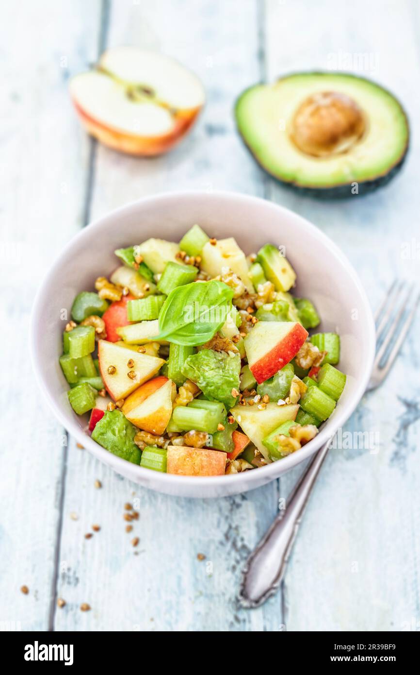Une salade avec des pommes, du céleri, de l'avocat et des noix (déjeuner à base de carb) Banque D'Images