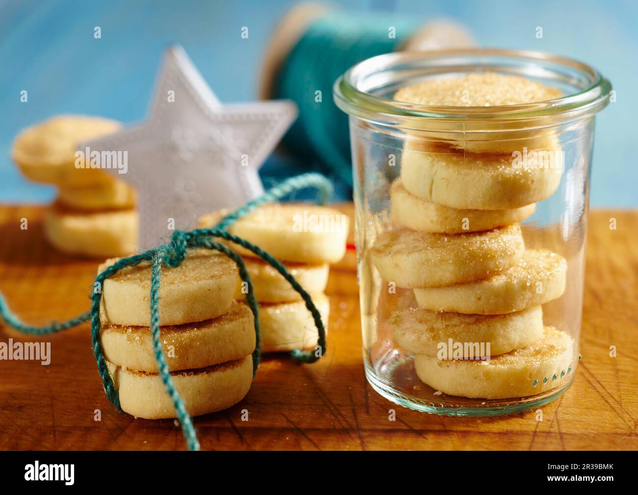 Biscuits écossais au beurre avec du sucre brun dans un pot en verre pour  Noël Photo Stock - Alamy