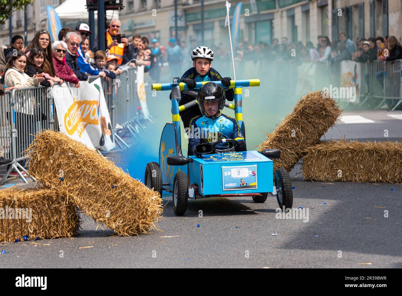 Deuxième édition d'une course de soapbox au coeur du centre ville de Crépy-en-Valois. Boîte à savon maison qui descend la pente de la rue principale. Banque D'Images