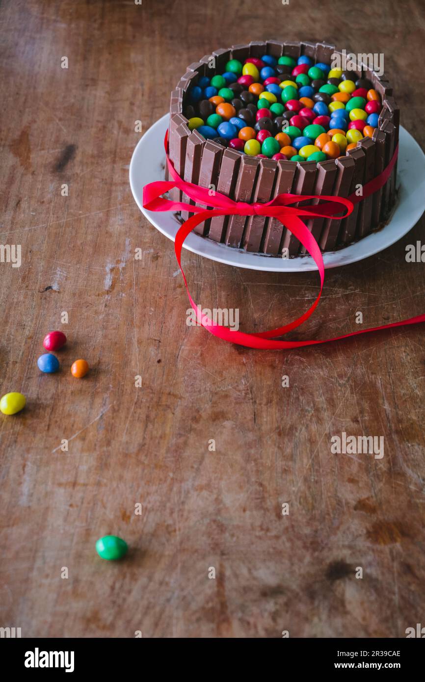 Gâteau d'anniversaire au chocolat et barres chocolatées