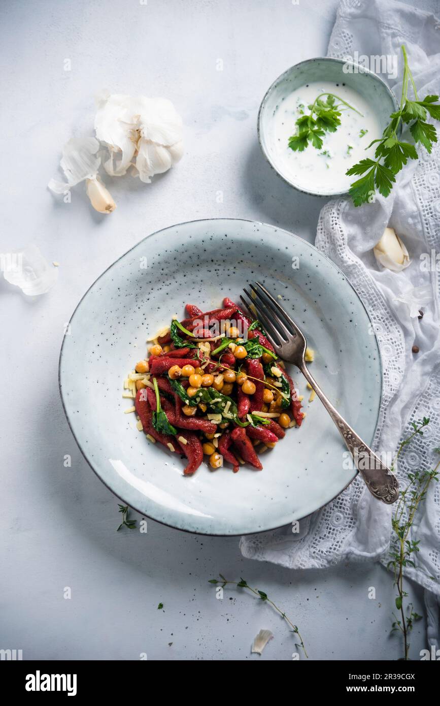 Pâtes orzo aux pois chiches, aux épinards et à la sauce aux herbes (végétalienne) Banque D'Images