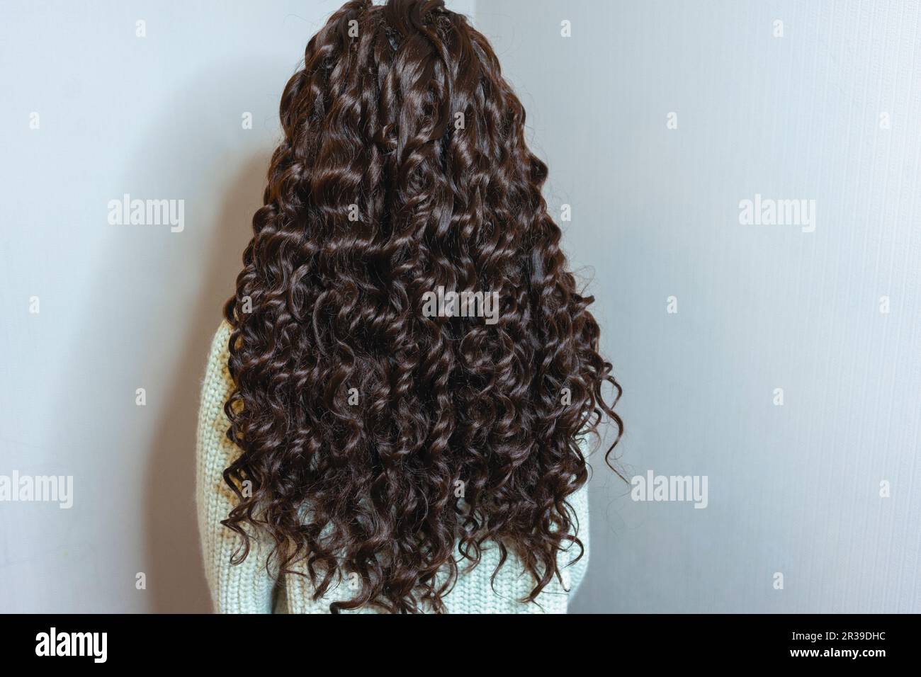 Tissage de cheveux, photo d'une fille, le résultat du travail d'un salon de beauté avant et après, boucles afro Banque D'Images