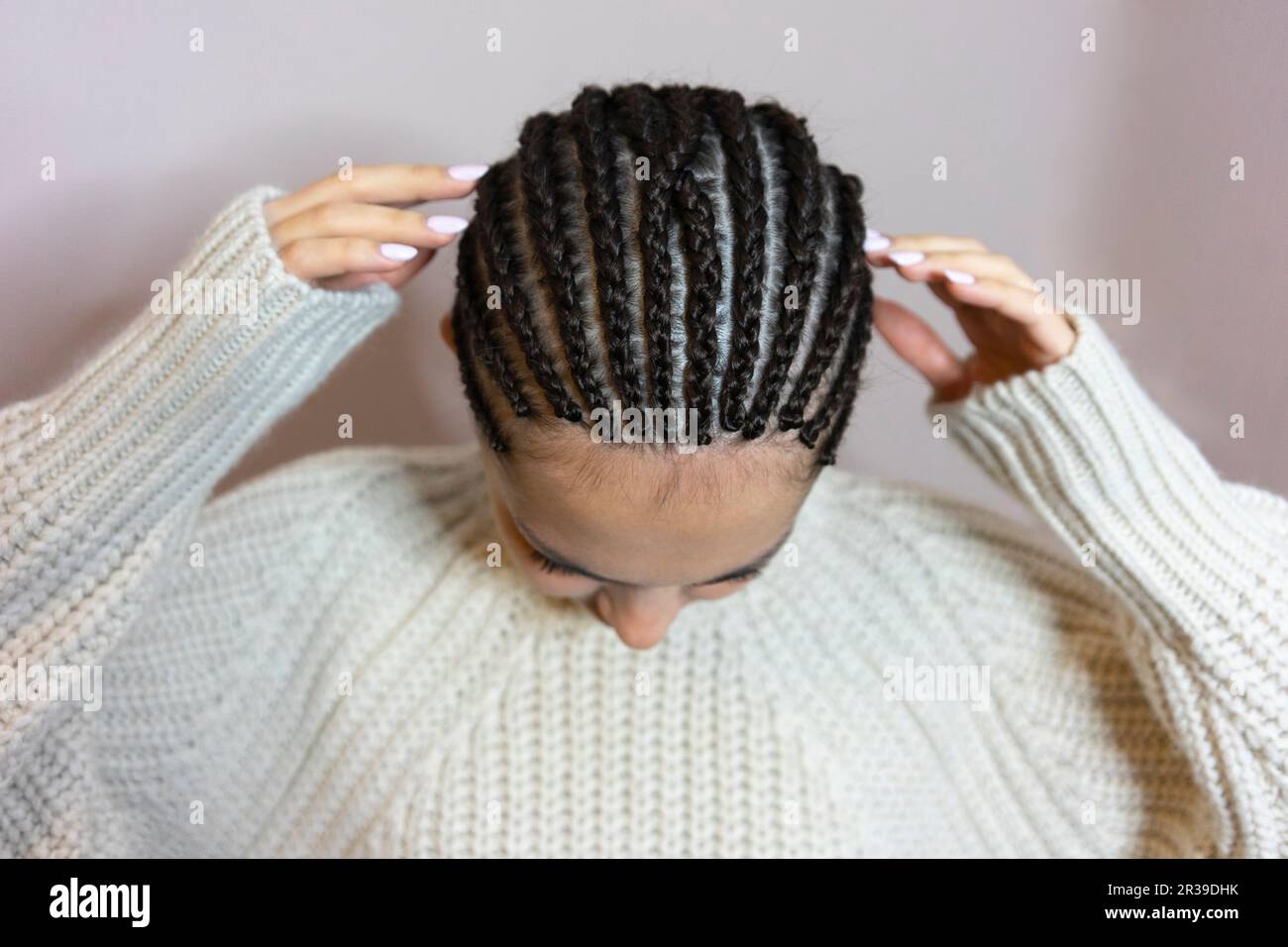 Tissage de cheveux, photo d'une fille, le résultat du travail d'un salon de beauté avant et après, boucles afro Banque D'Images