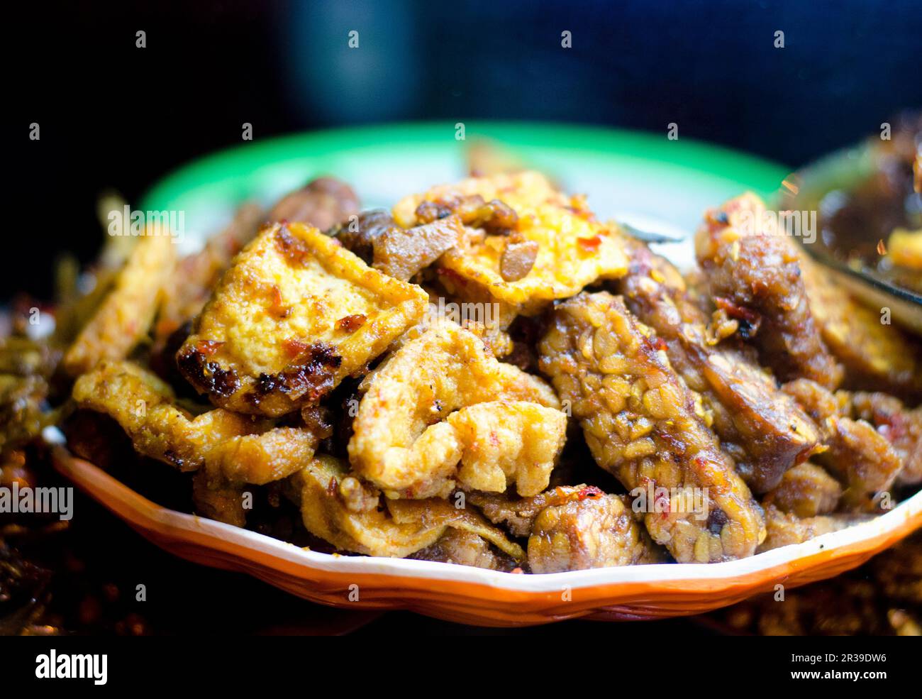 Un gros plan de tempeh balinais et tofu frit au piment Banque D'Images