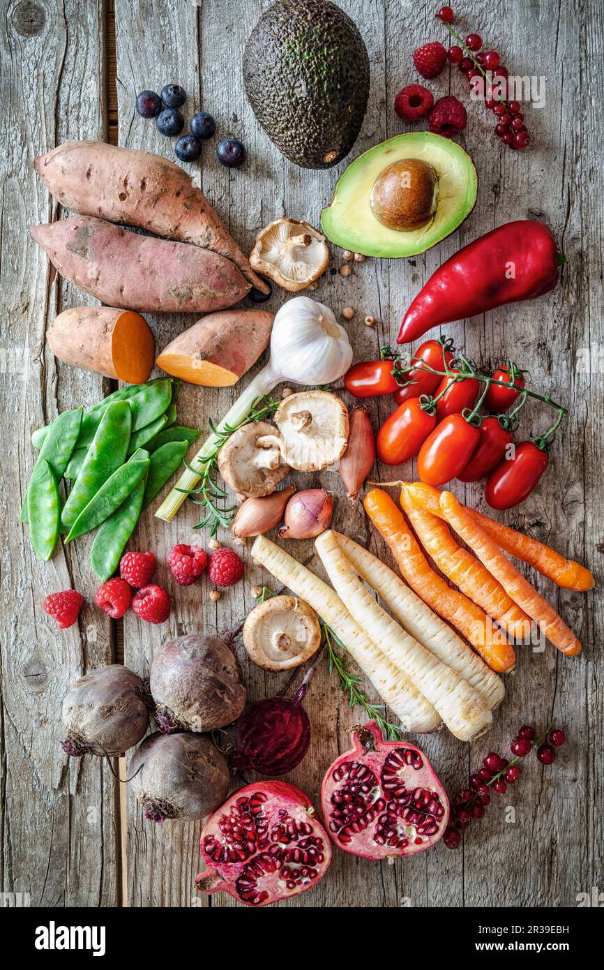 Un arrangement de légumes, champignons et fruits (vu d'en haut) Banque D'Images