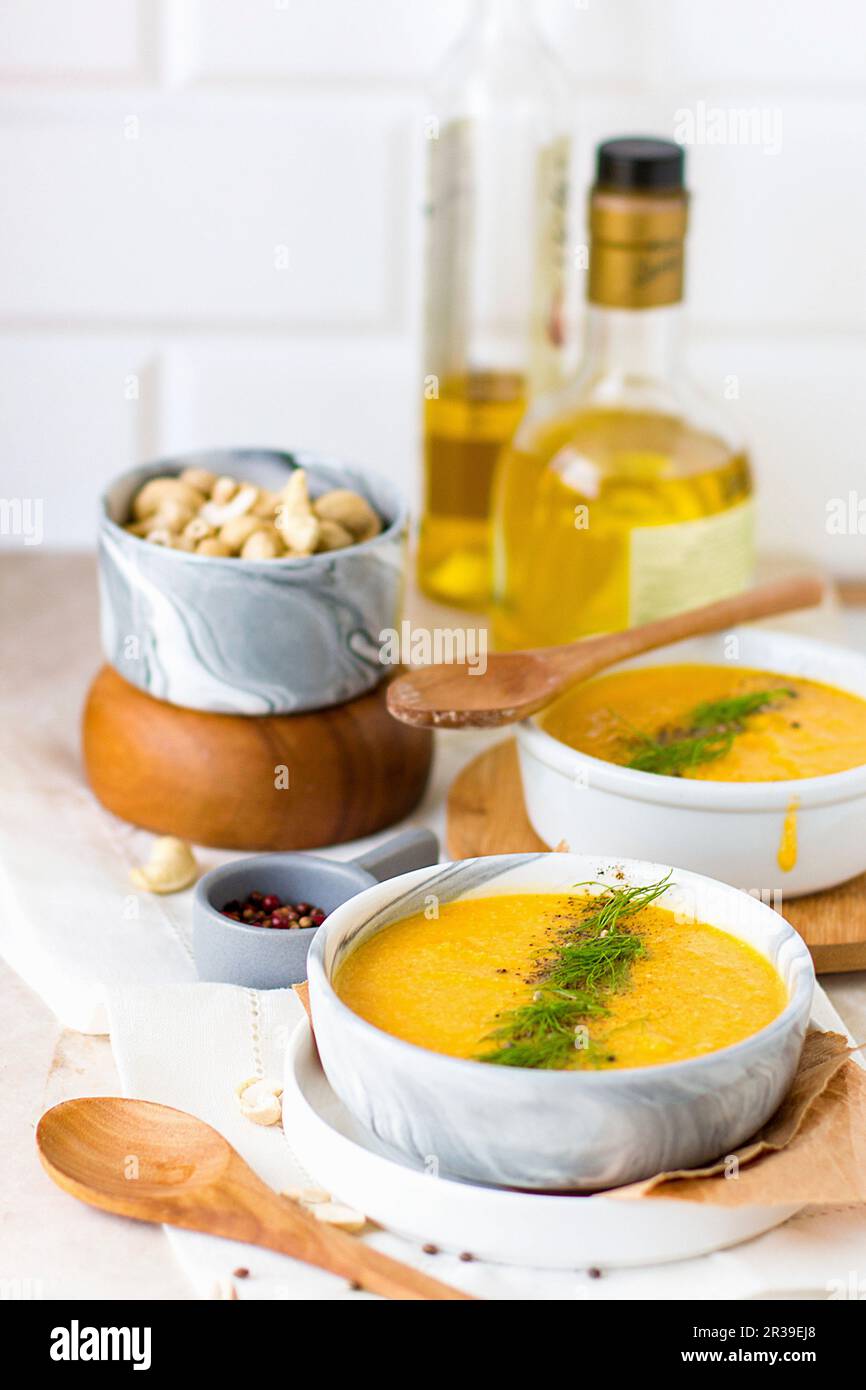 Soupe végétalienne de fenouil avec noix de cajou Banque D'Images