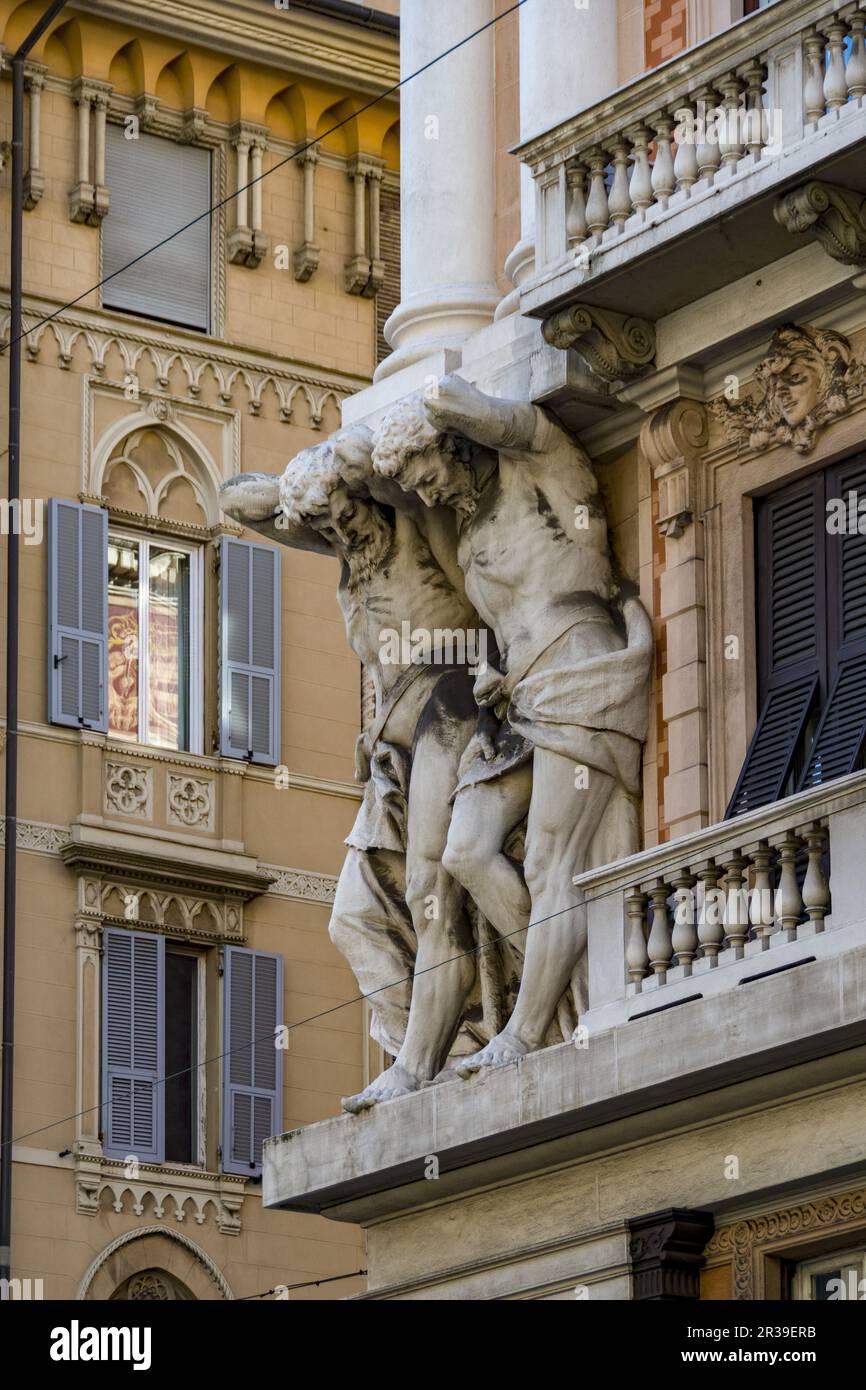 ITALIE. LIGURIE. RIVIERA ITALIENNE. GÊNES. CARYATIDES D'UNE FAÇADE D'UN PALAIS Banque D'Images