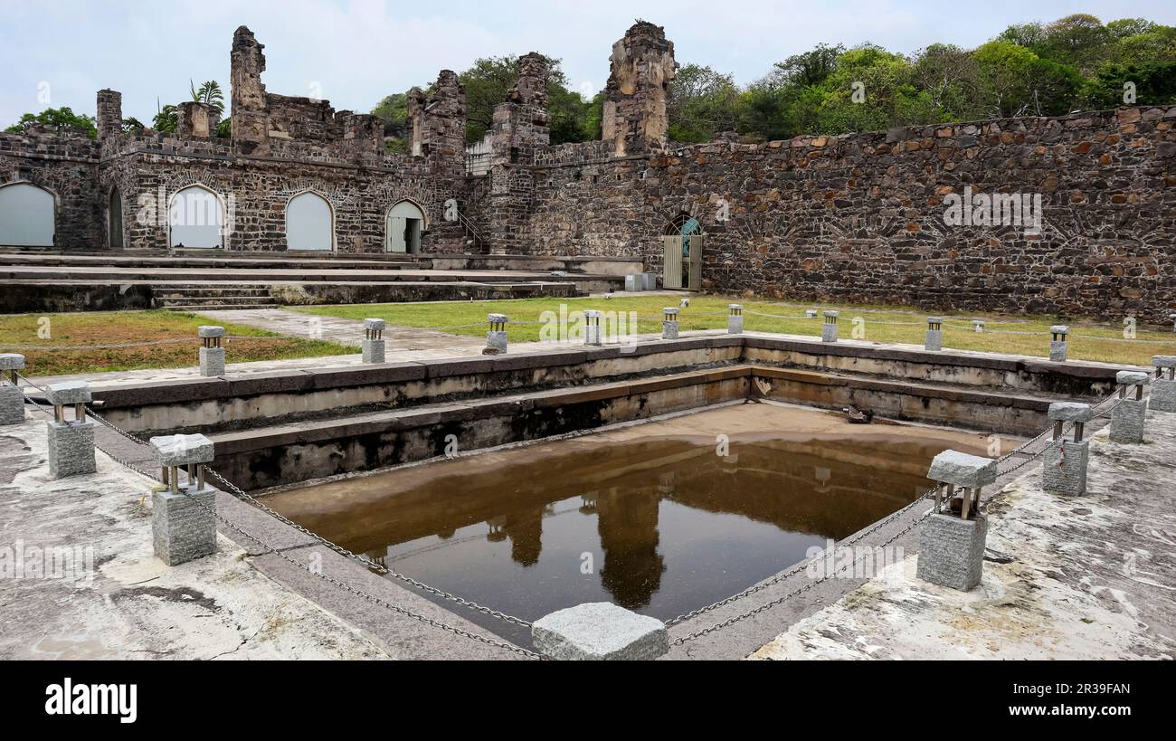 Petit réservoir d'eau à l'intérieur du fort de Kondapalli, Vijayawada, Andhra Pradesh, Inde. Banque D'Images
