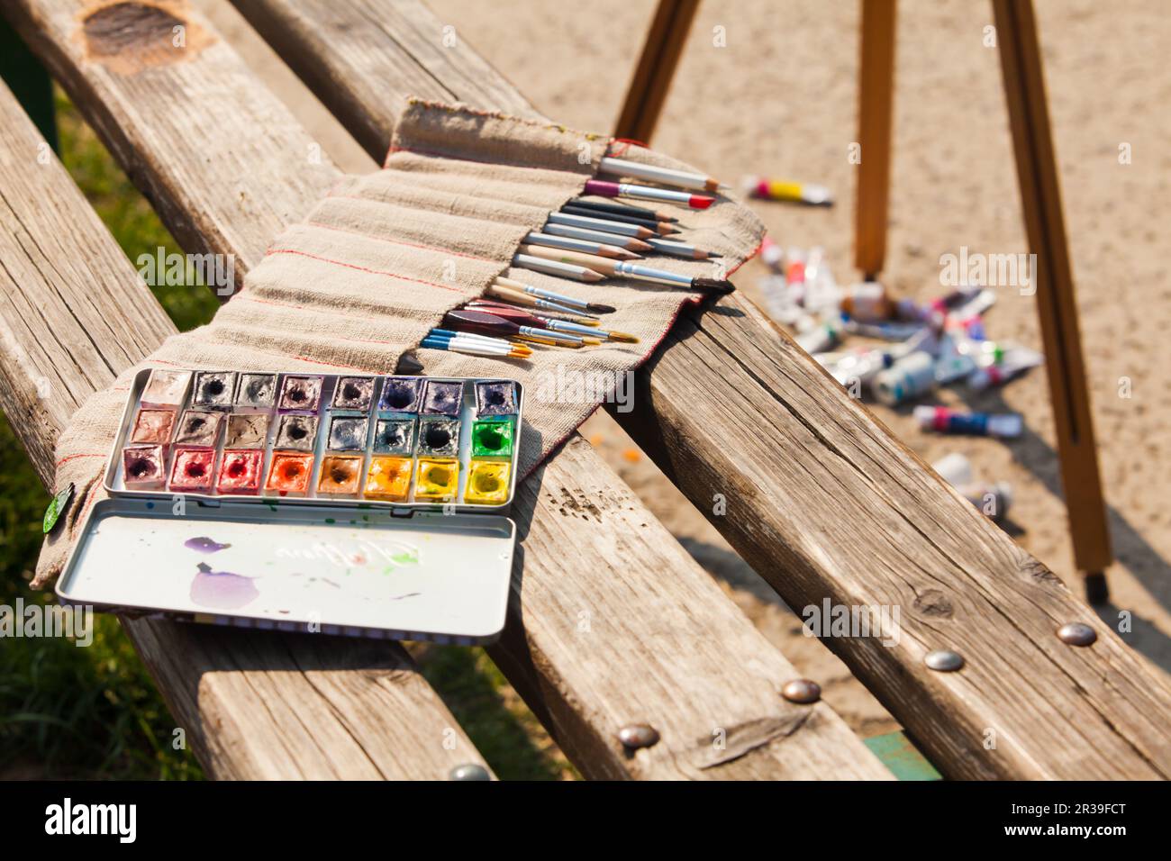 Ensemble de fournitures d'art professionnel à l'extérieur en journée ensoleillée Banque D'Images